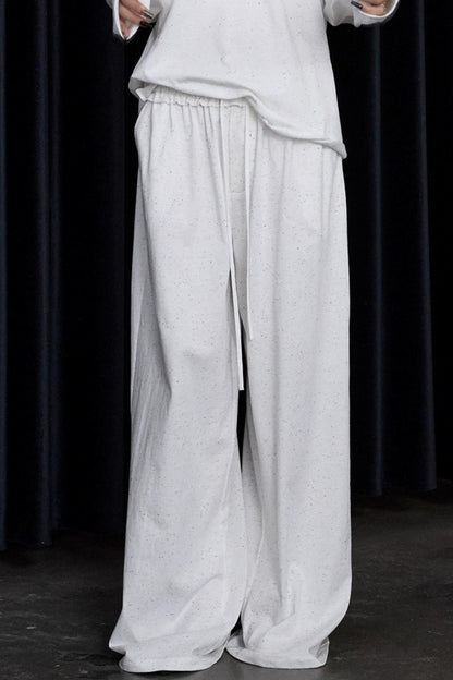 Set-Up aus Oberteil und Hose mit farbigen Punkten