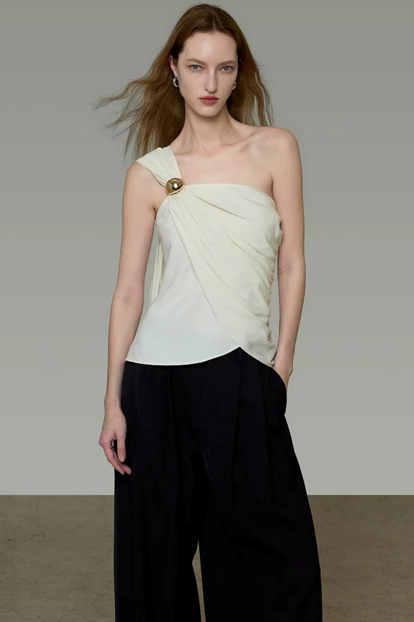 Asymmetrische Weste mit Metallschnalle