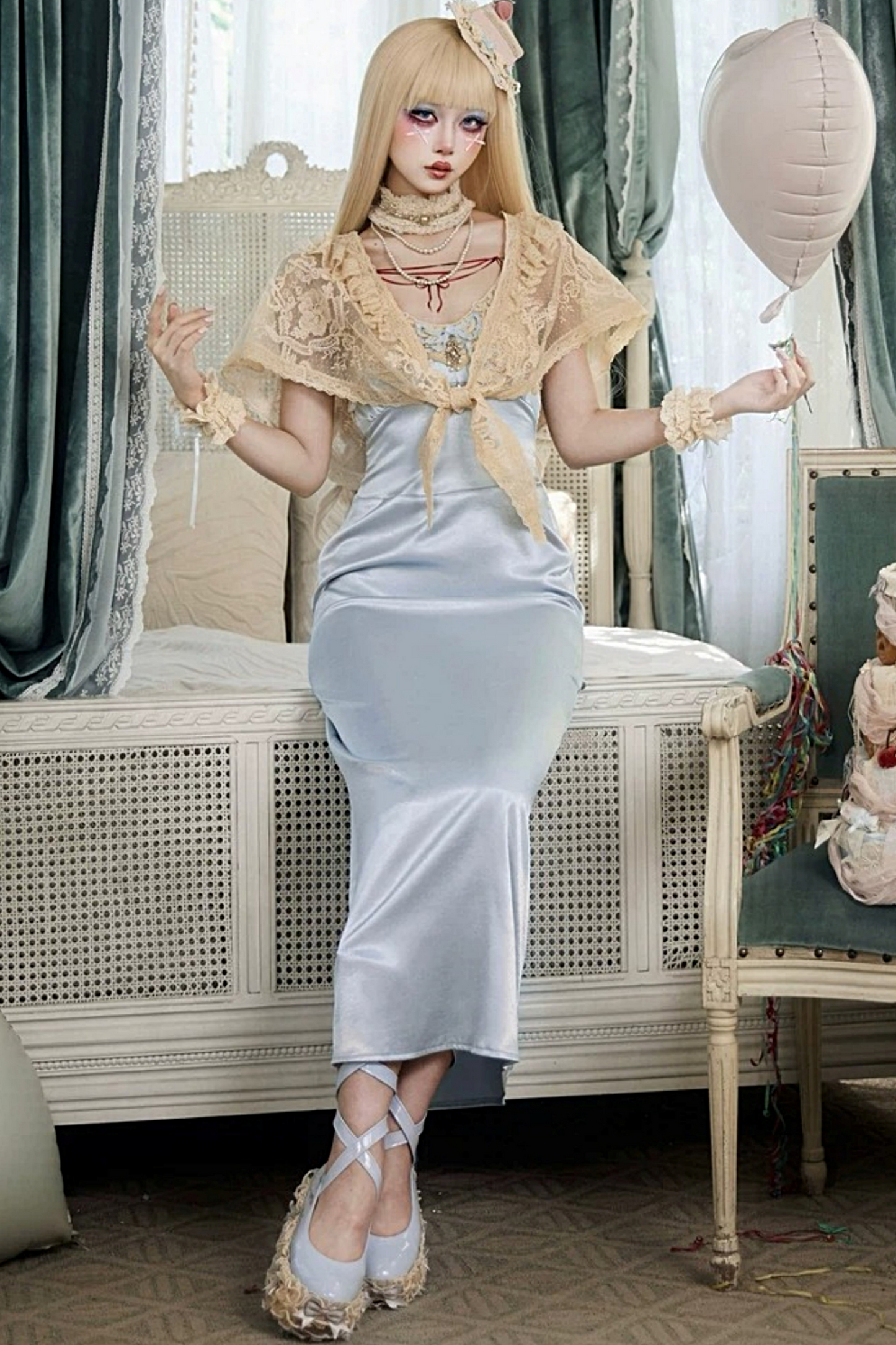 Robe nuisette en satin bleu rococo