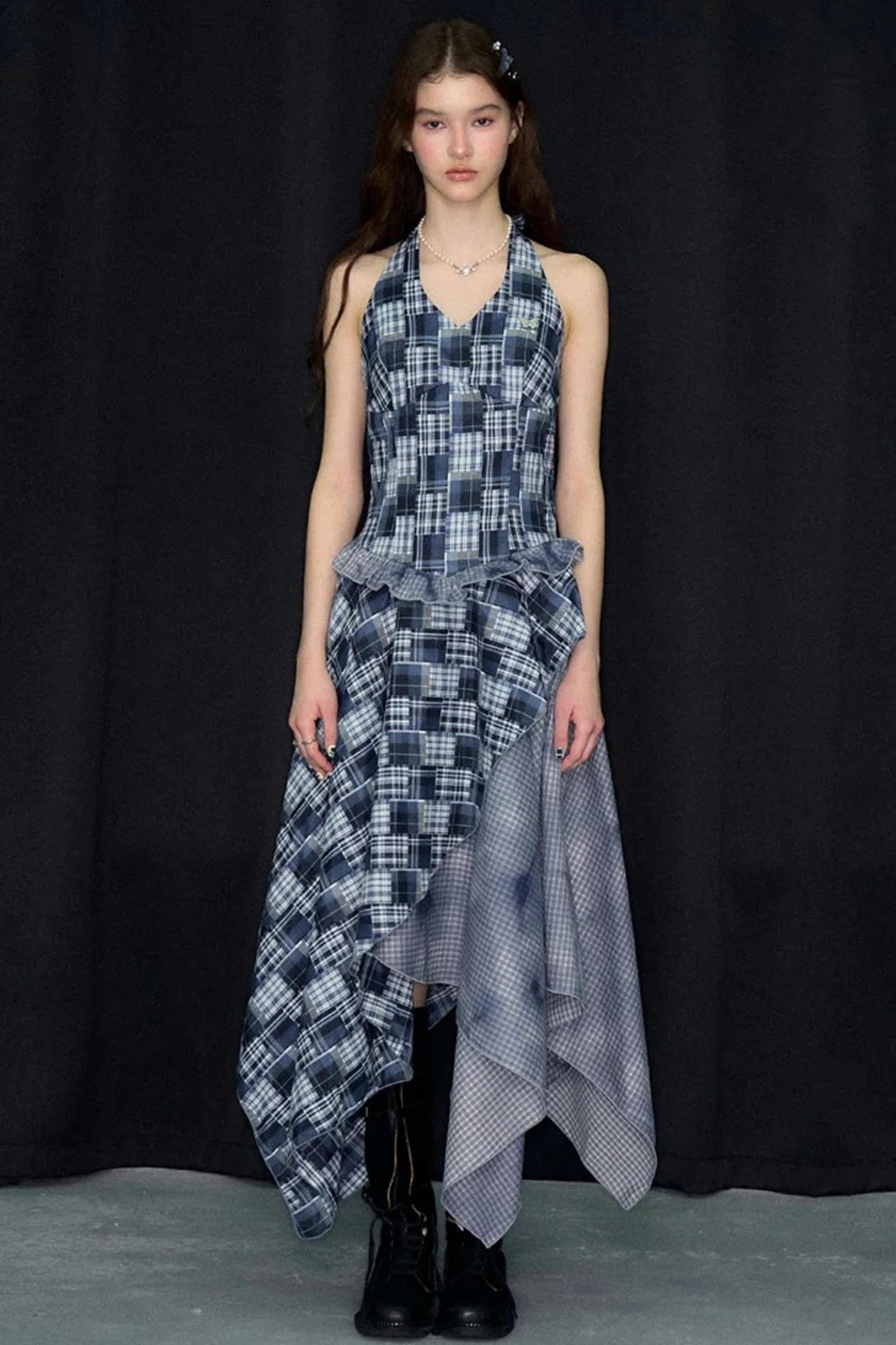 Blau kariertes ärmelloses Neckholder-Kleid