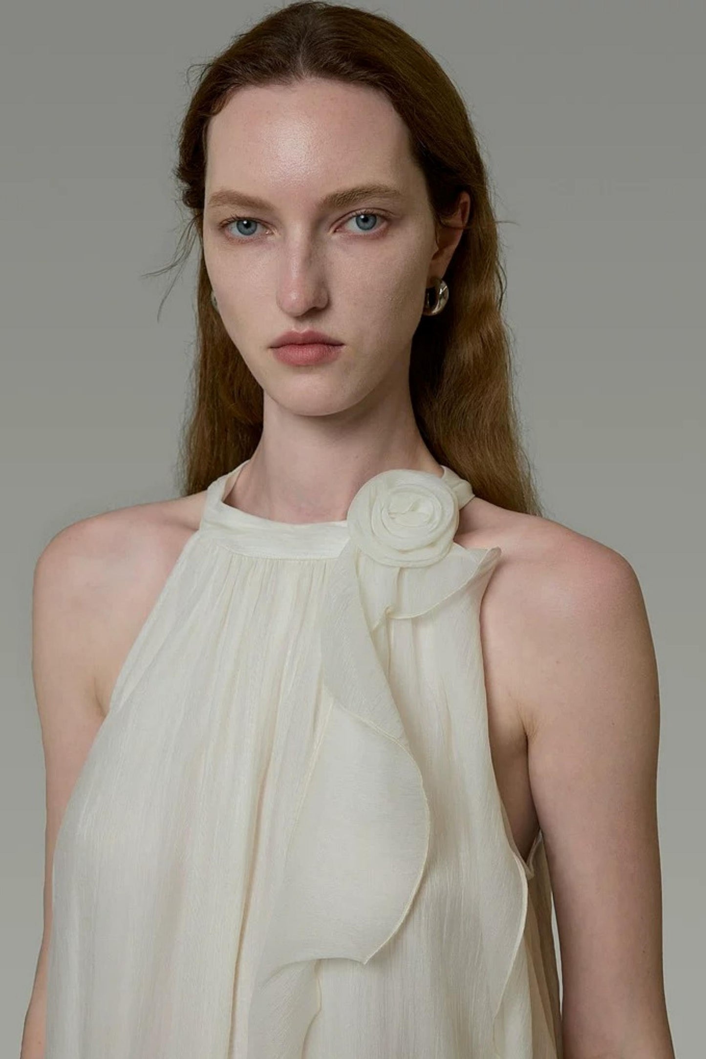 Robe féminine à volants et épaules dénudées