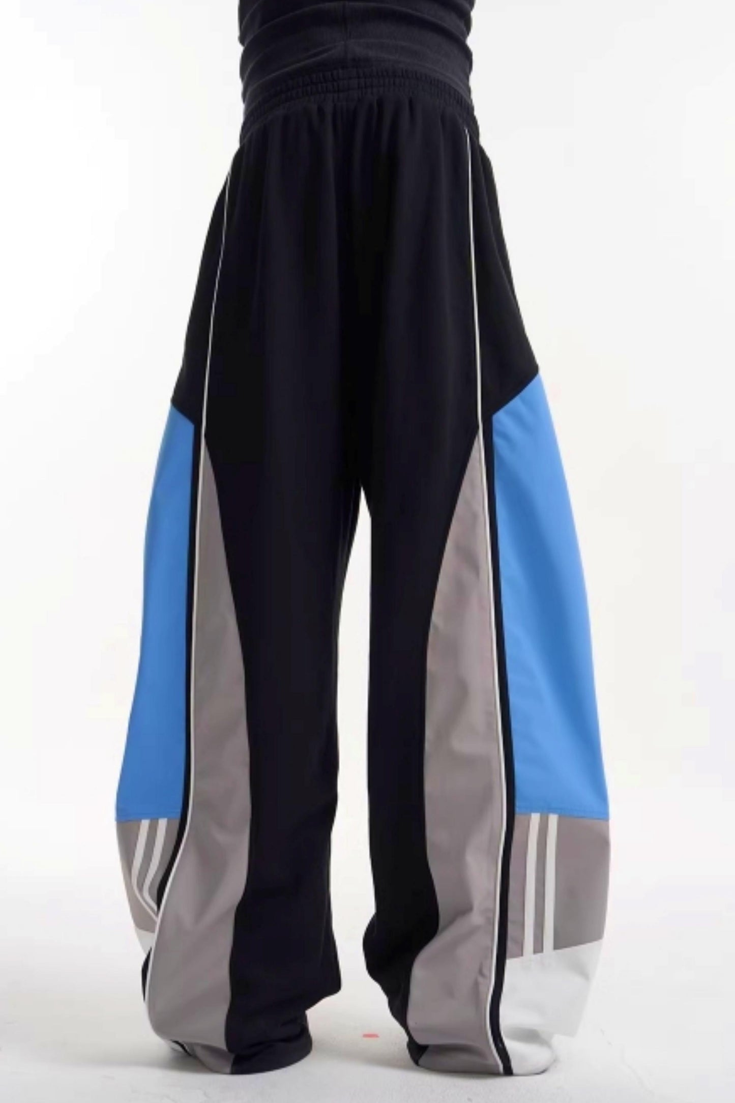 Kontrastfarbene, bestickte Hose