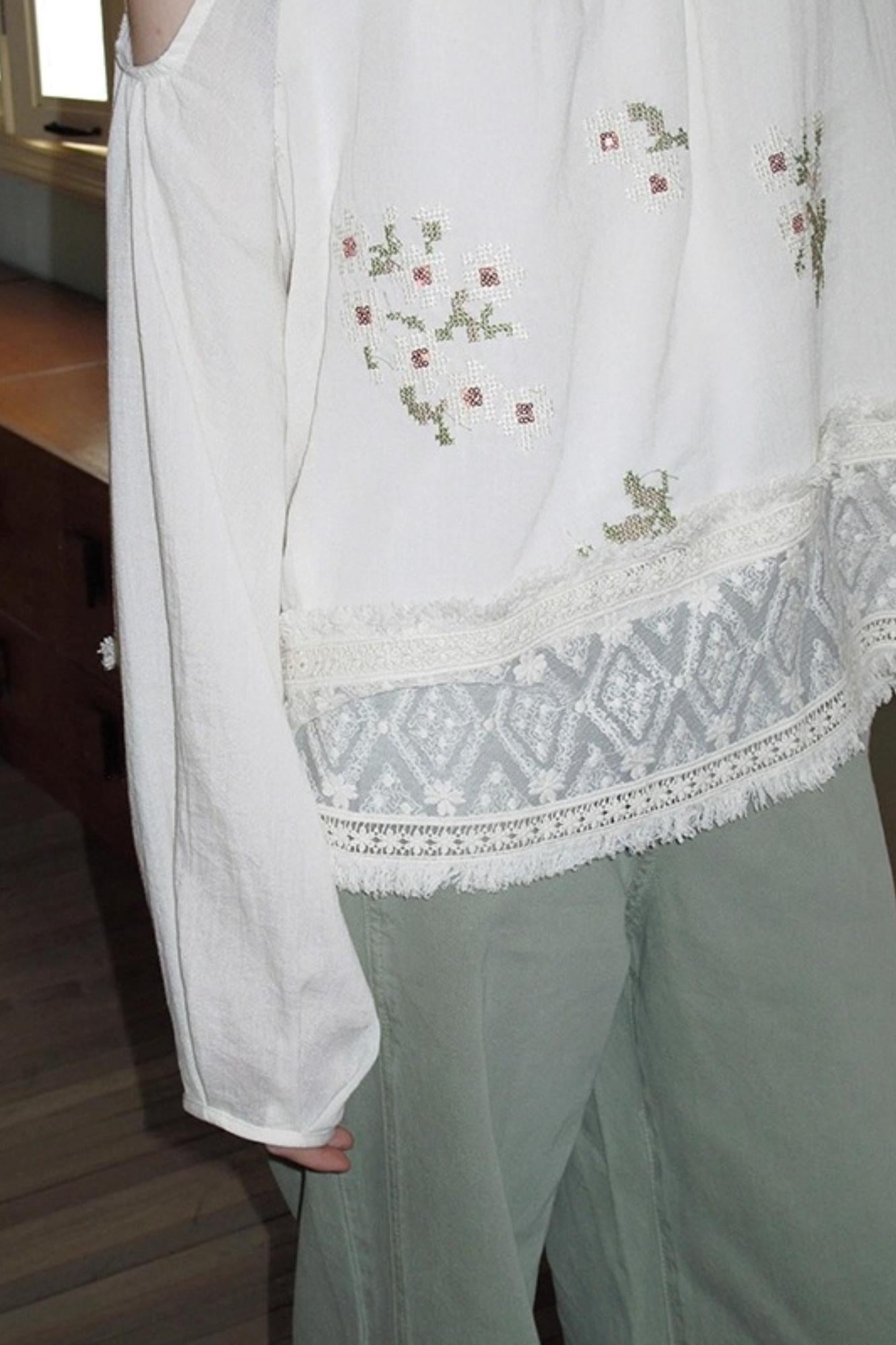 Neoclassical Embroidery Off-the-Shoulder Top