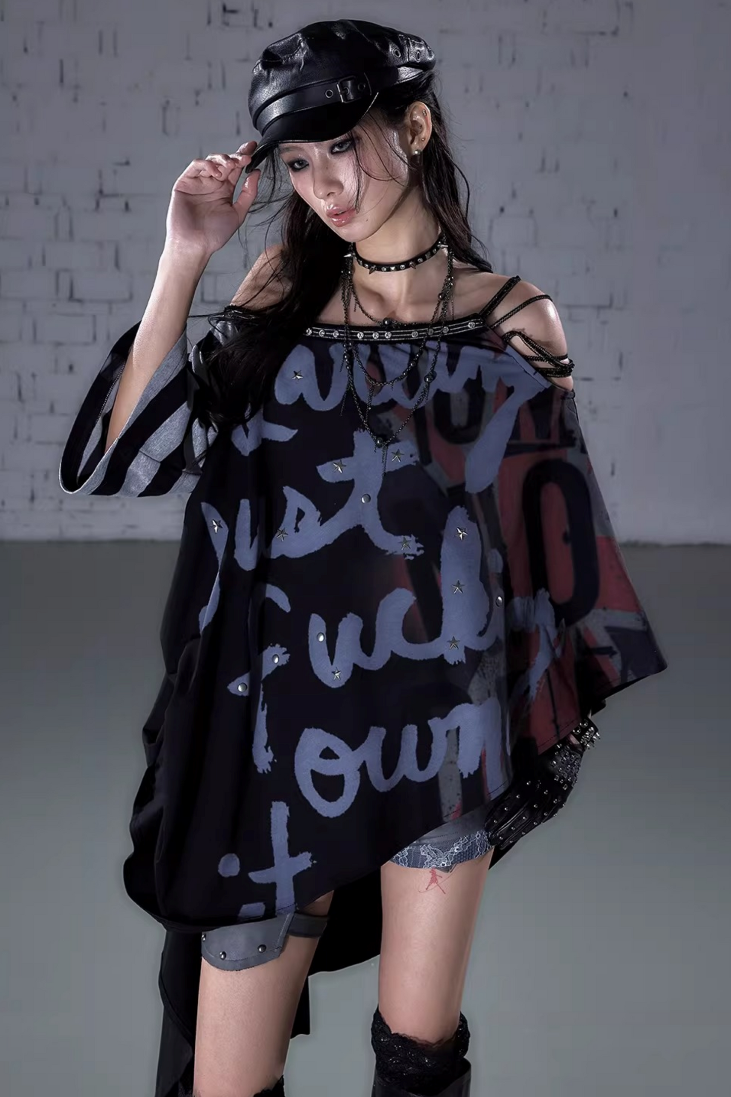 Asymmetrische Schleifen-Cape-Bluse