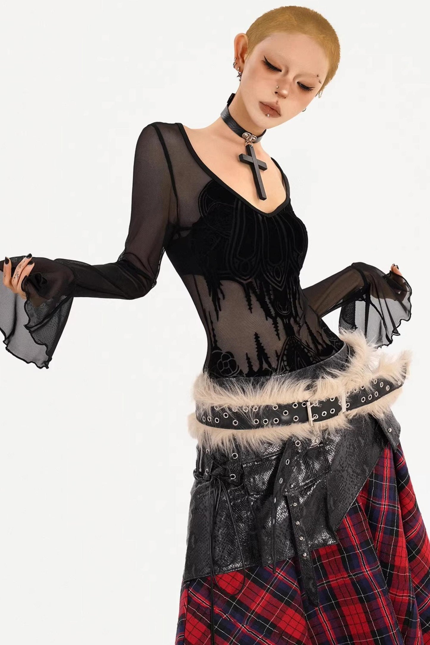 Ausgestelltes Samt-Mesh-Top