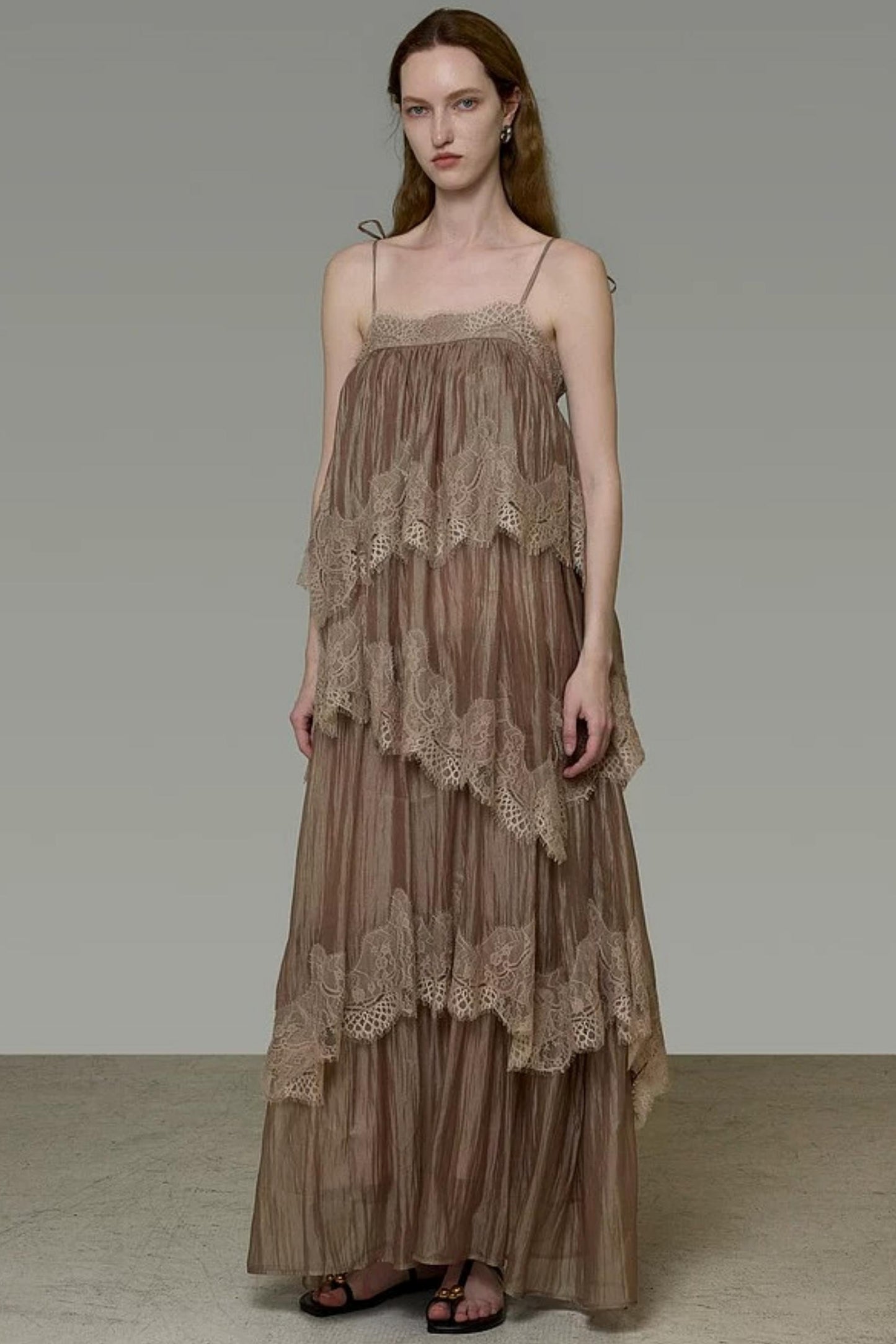 Französisches langes Kleid mit Spitzeneinsätzen