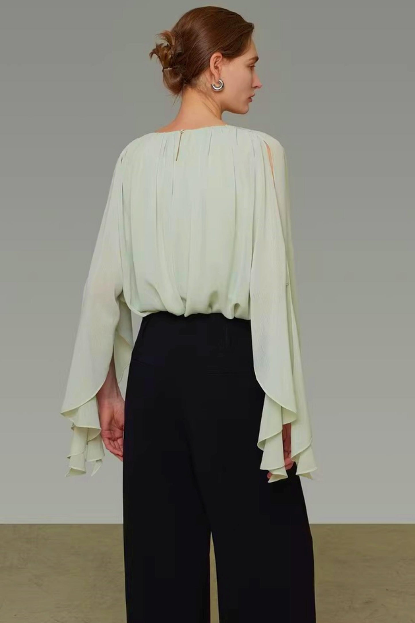 Rundhalsbluse mit Flatterärmeln
