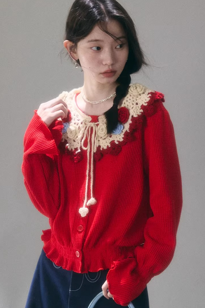 Gehäkelte Strickjacke mit floraler Kamelie