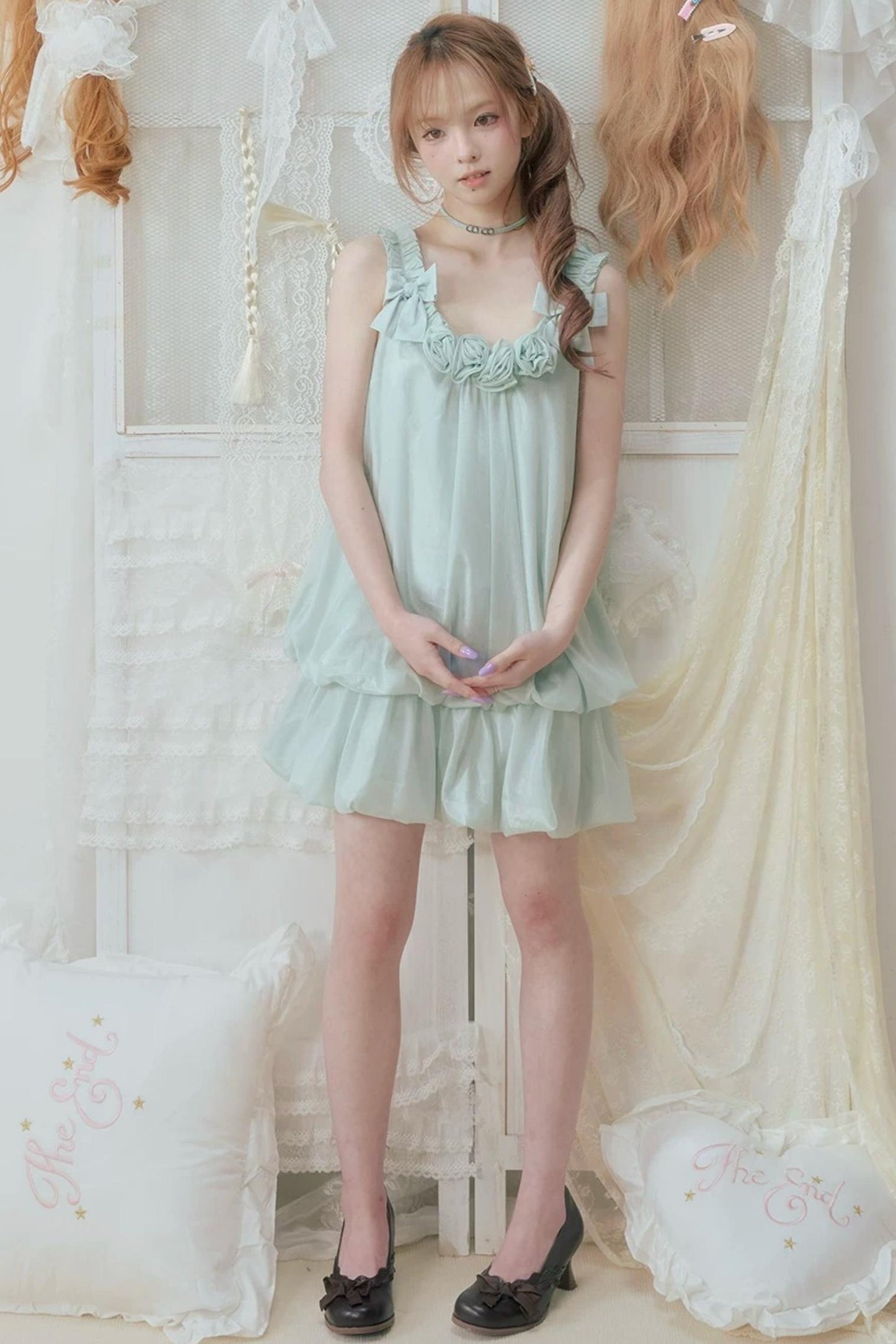 Robe en dentelle à pétales cachés