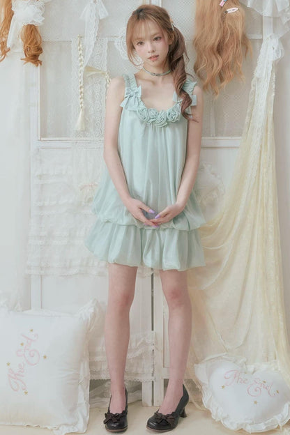 Robe en dentelle à pétales cachés