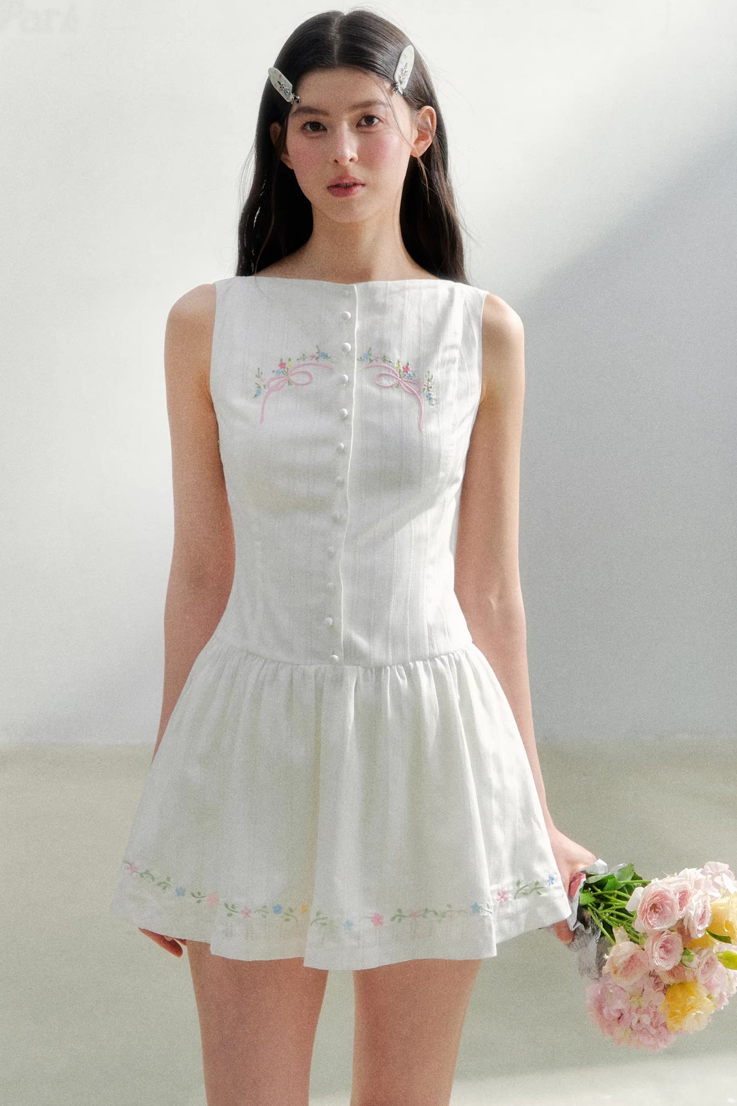 Weißes, elegantes Kleid mit Taillenband