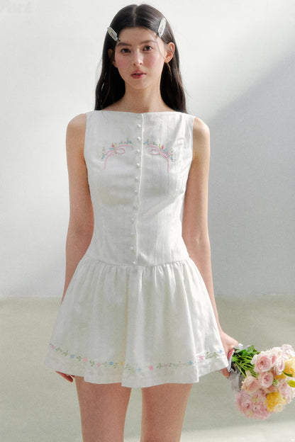 Weißes, elegantes Kleid mit Taillenband