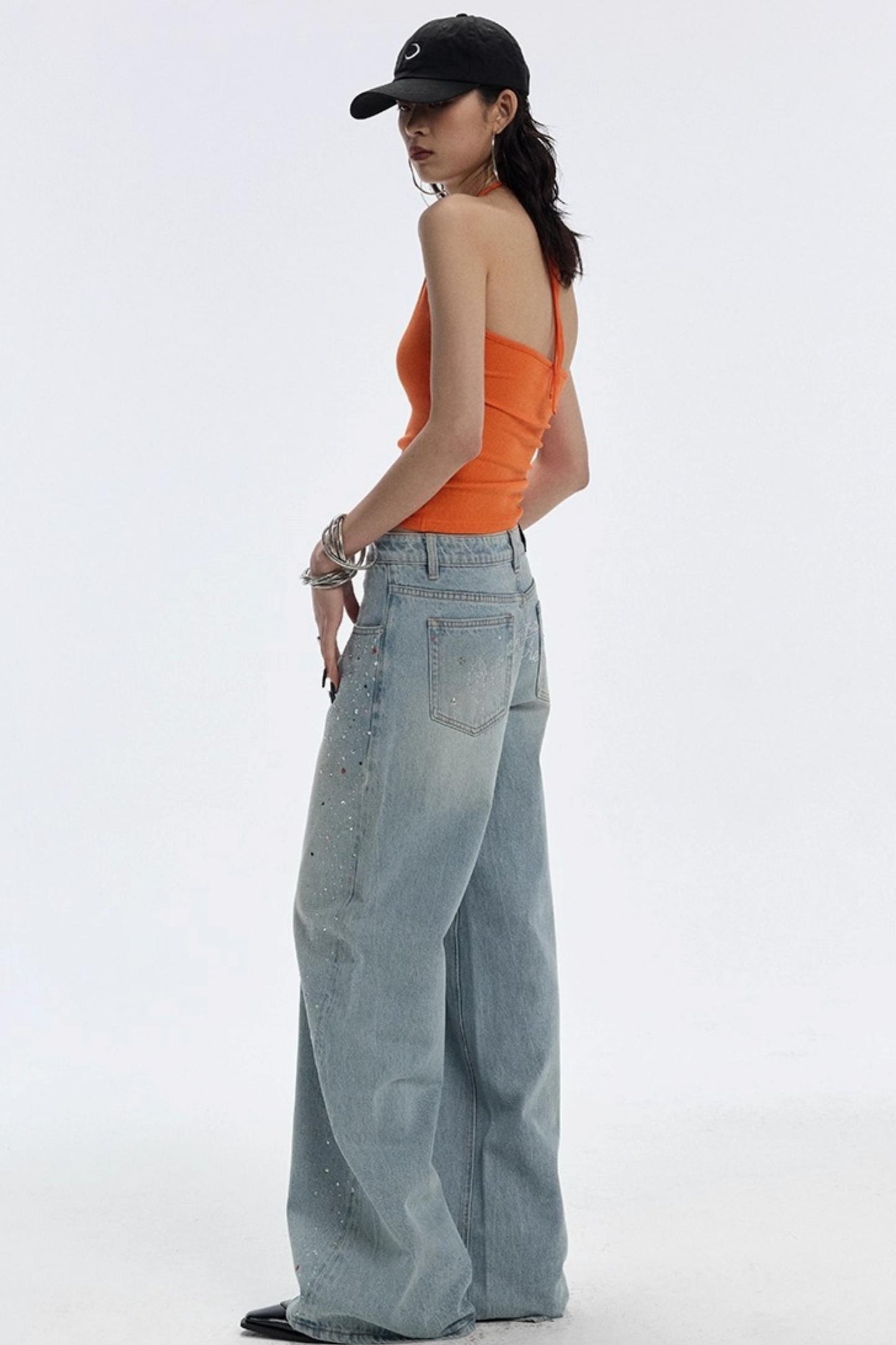 Blaue Jeans mit Edelsteinen und Diamanten