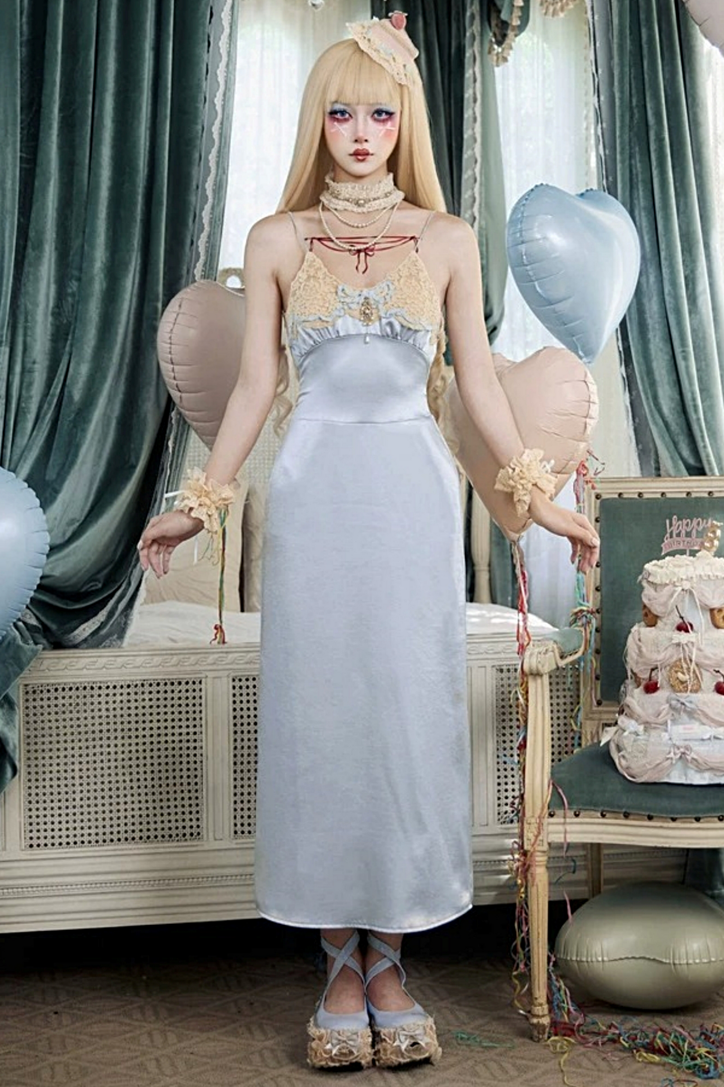 Robe nuisette en satin bleu rococo