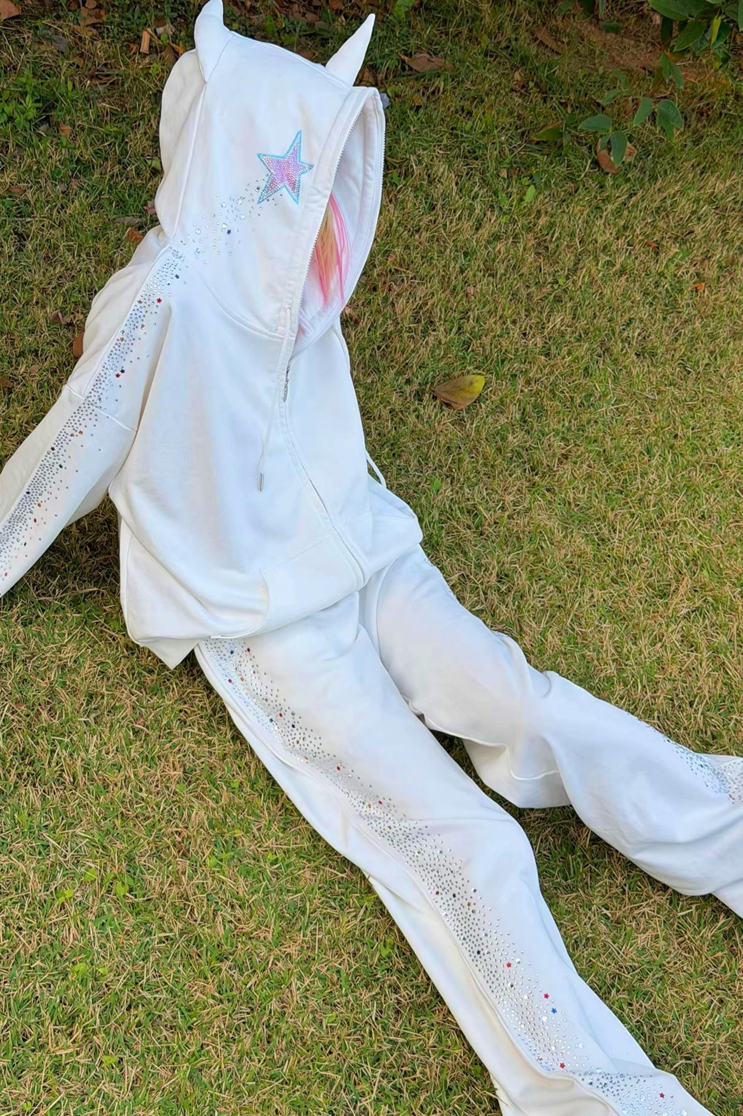 Sweatpants mit weinendem Einhorn und Strasssteinen