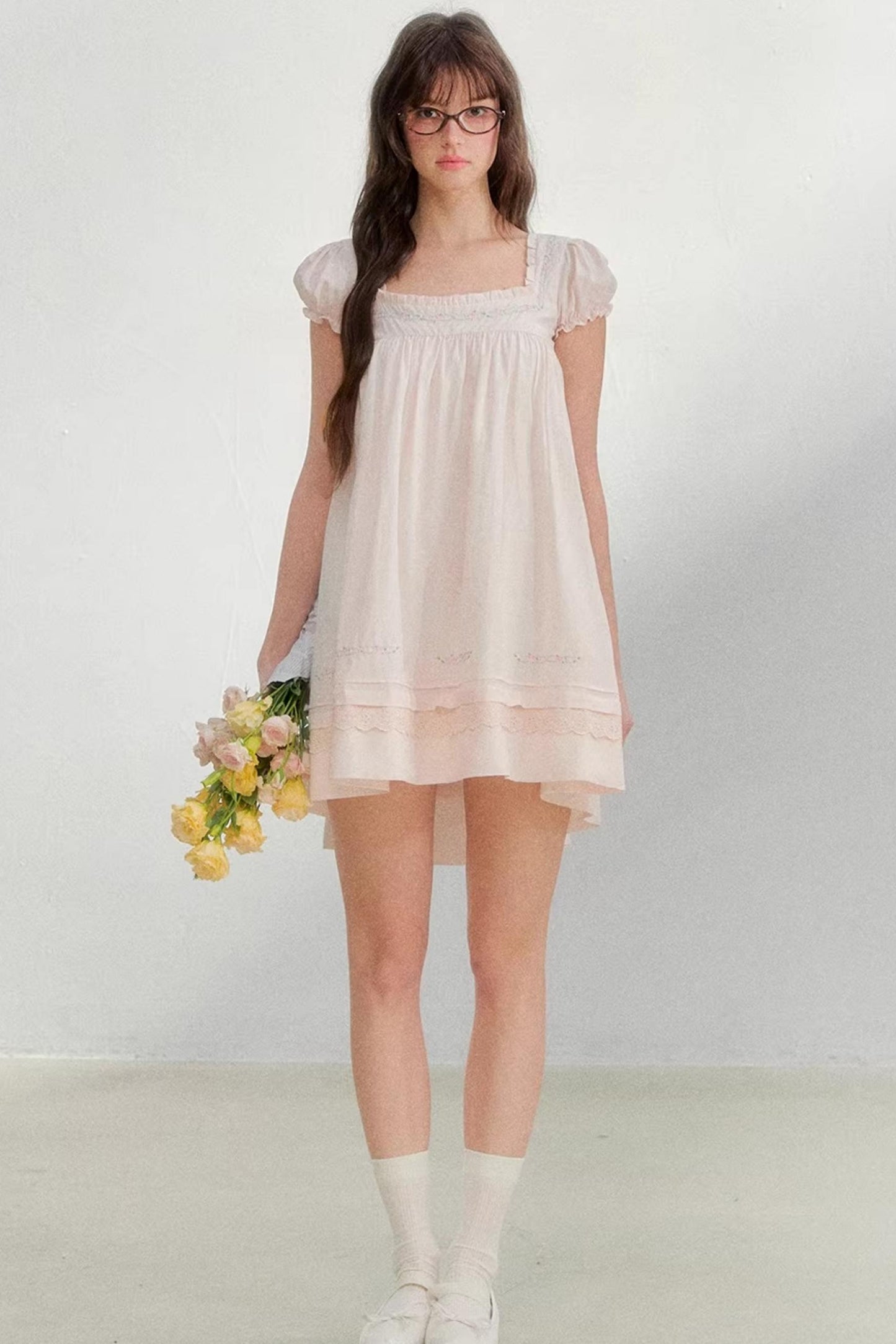 Quadratisches, besticktes Puppenkleid