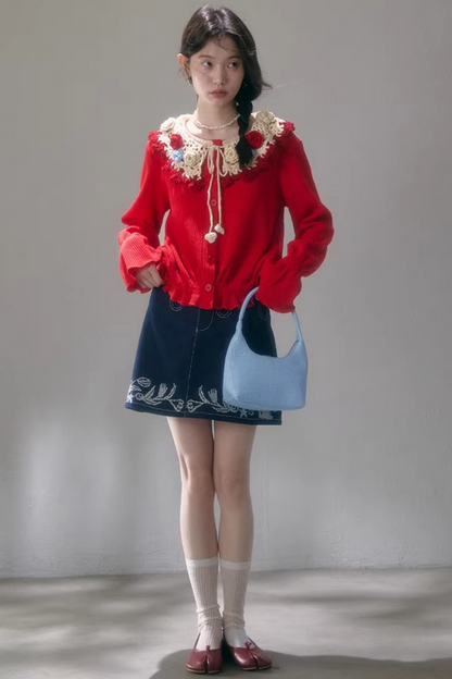 Gehäkelte Strickjacke mit floraler Kamelie