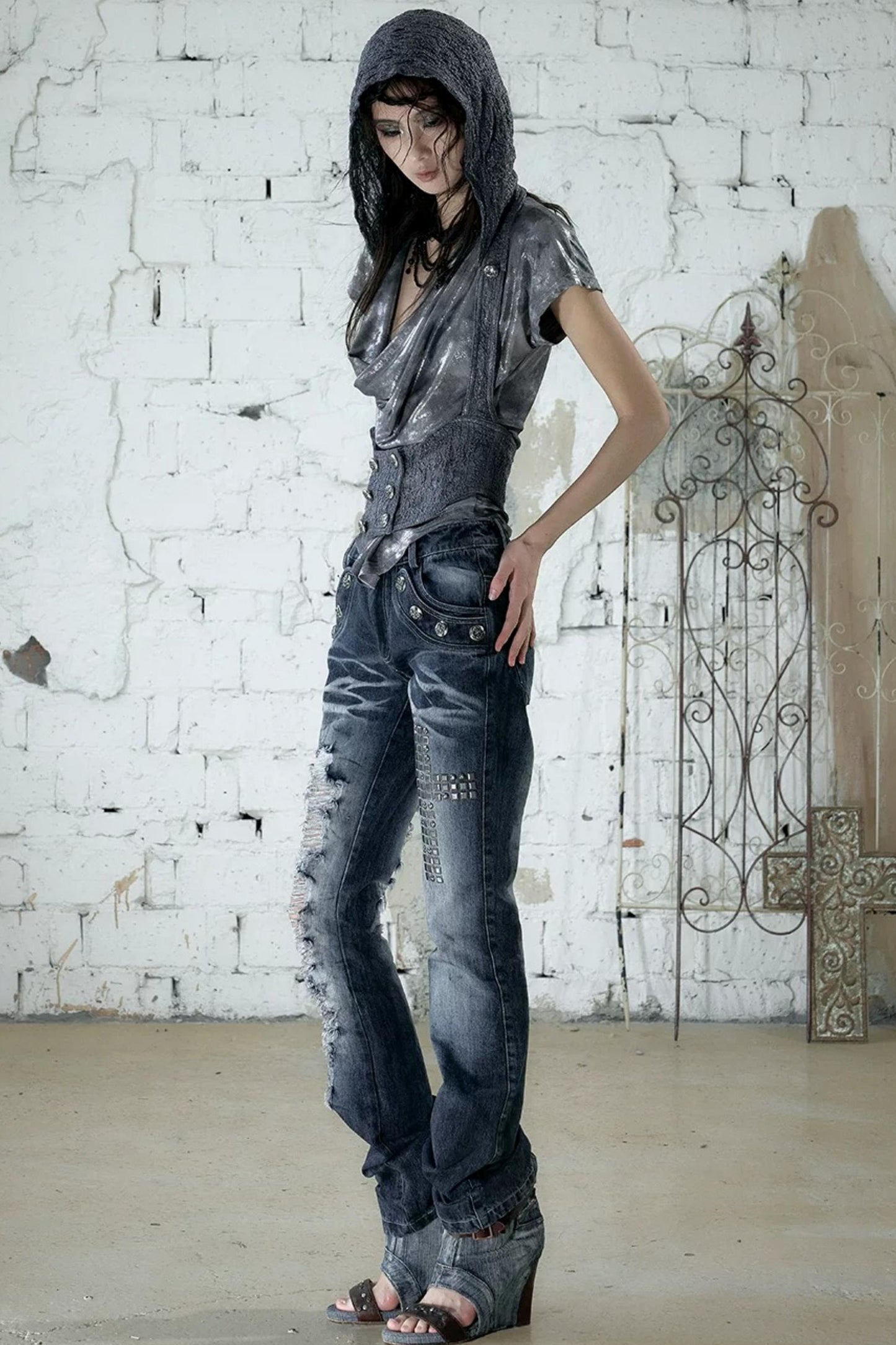 Jeanshose in Used-Optik mit Strasssteinen