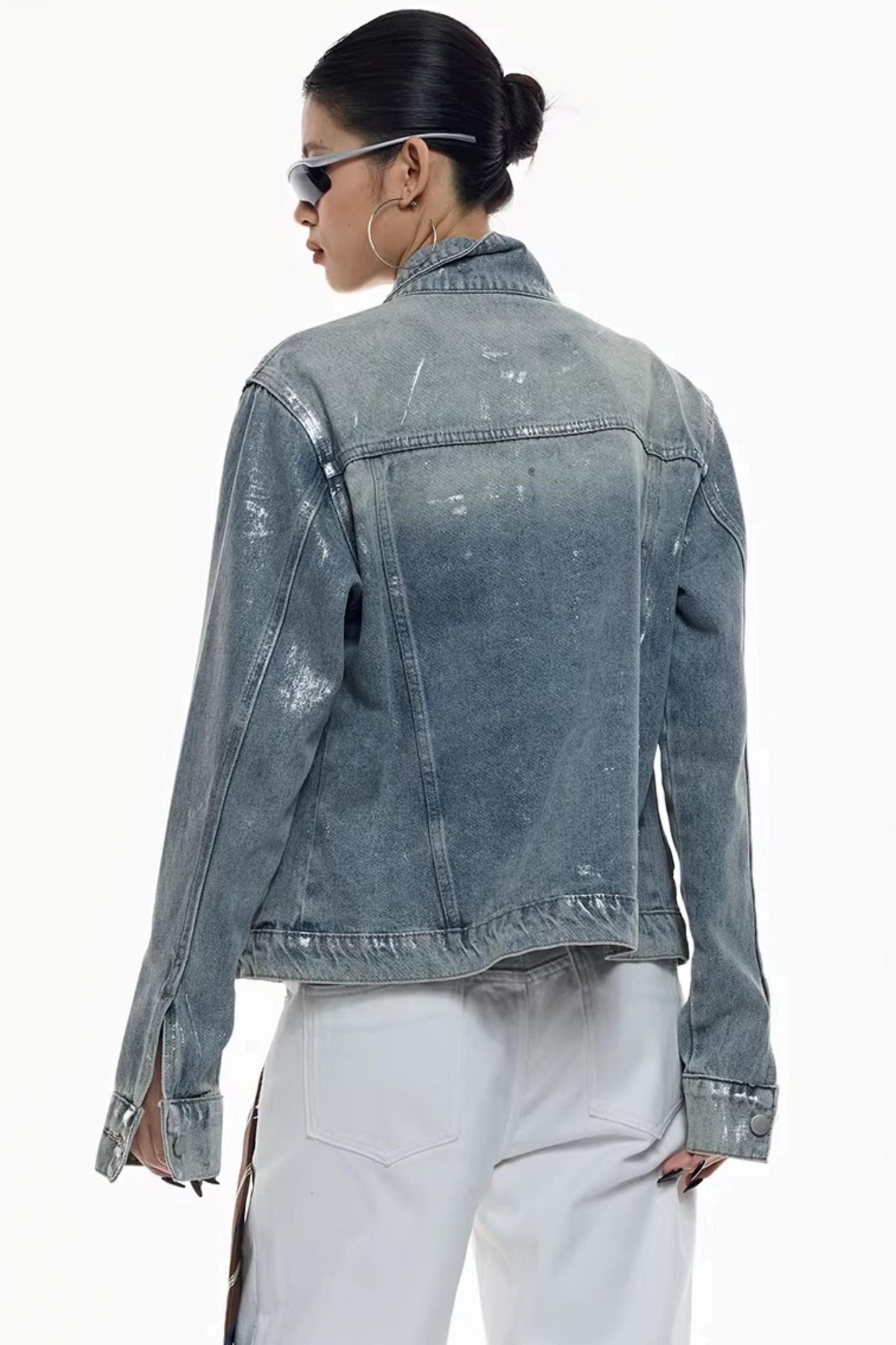 Handgefertigte Jeansjacke mit Silberverzierung