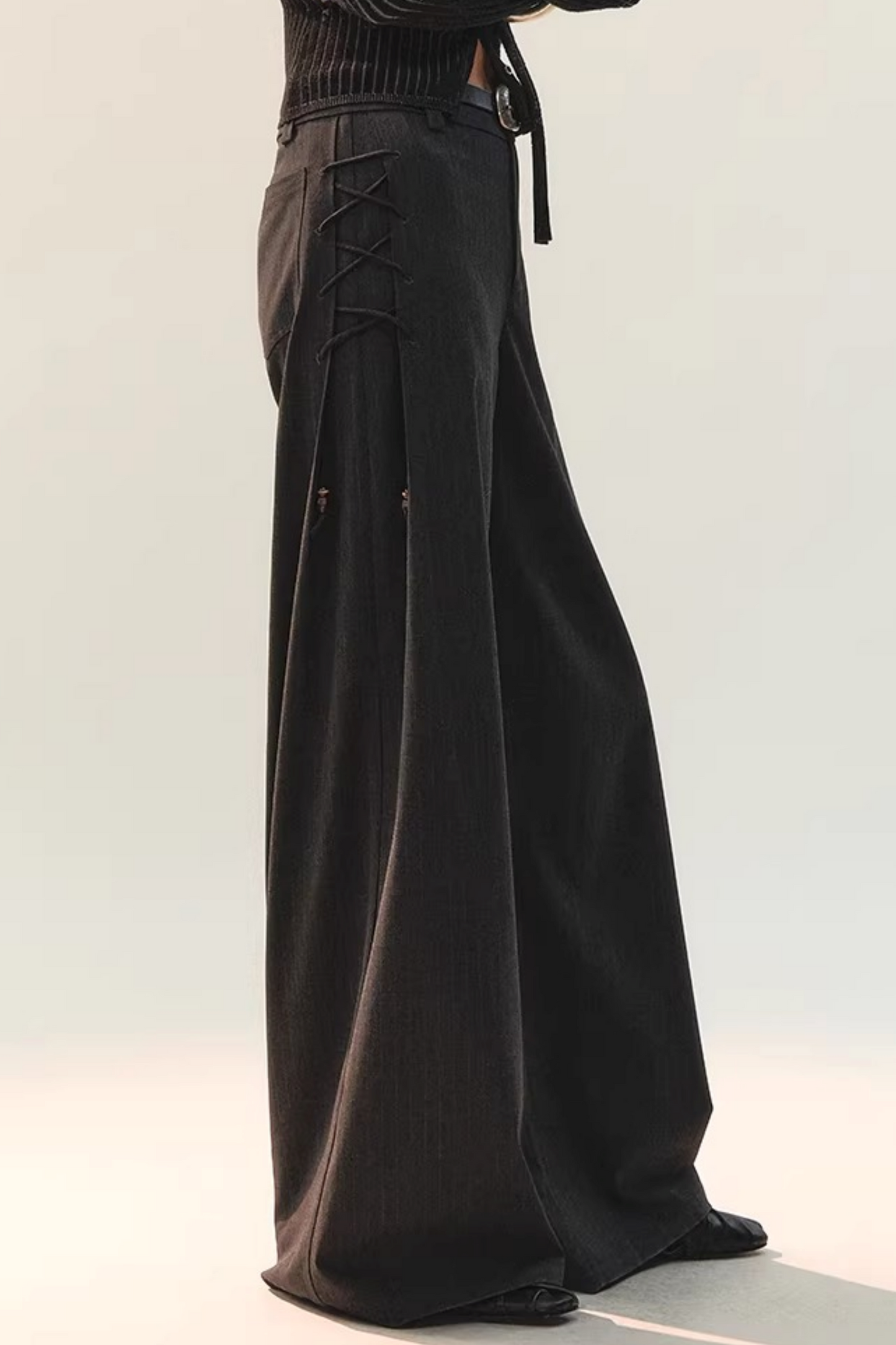 Drapierte Hose mit weitem Bein und seitlicher Schnürung