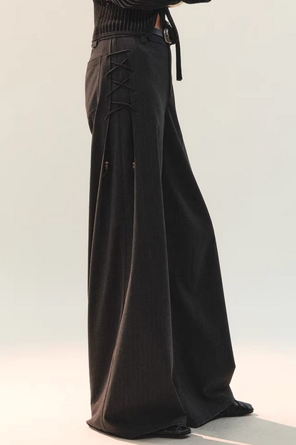 Drapierte Hose mit weitem Bein und seitlicher Schnürung