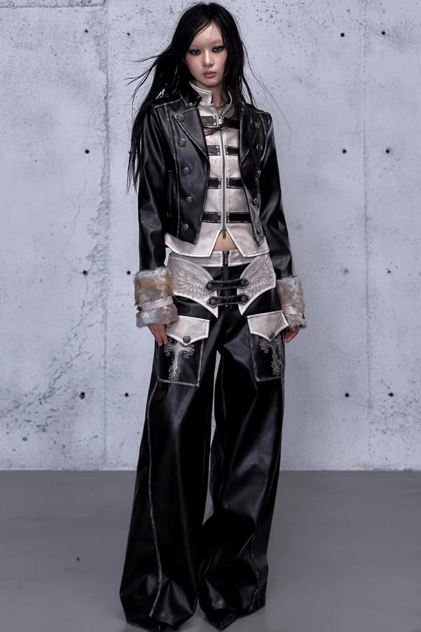 Punk-Lederhose mit Stickerei