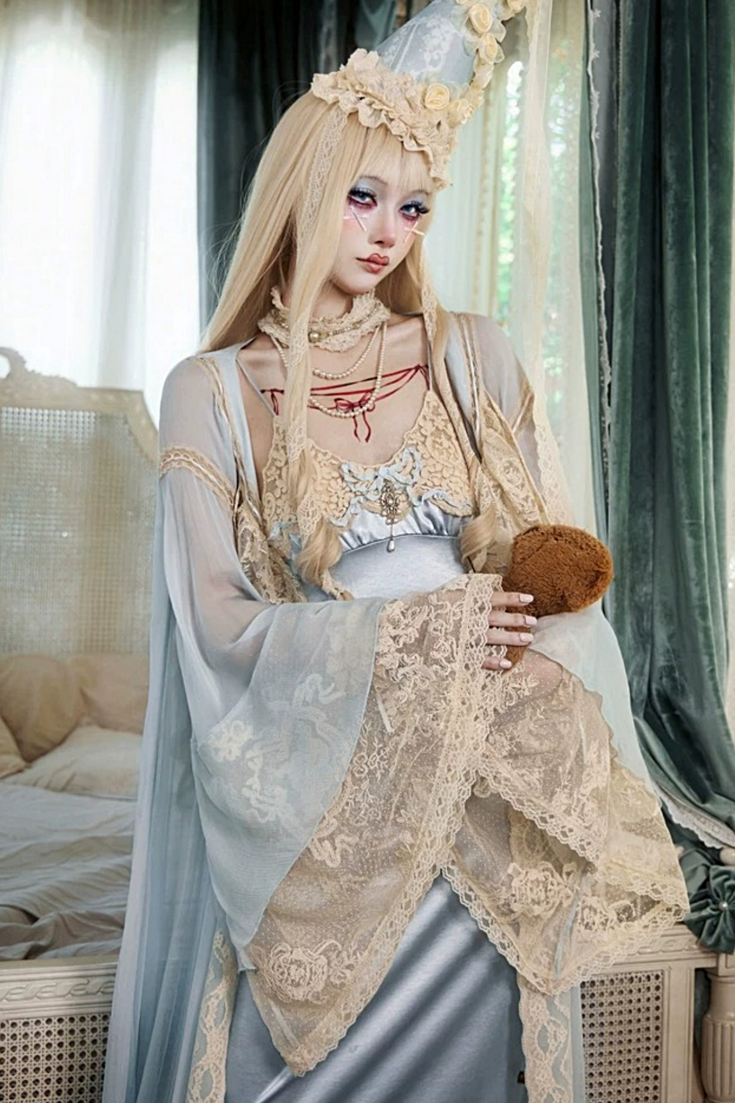 Robe nuisette en satin bleu rococo