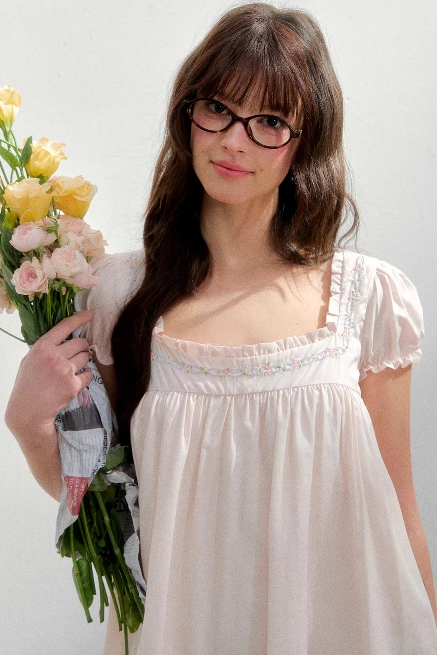 Quadratisches, besticktes Puppenkleid