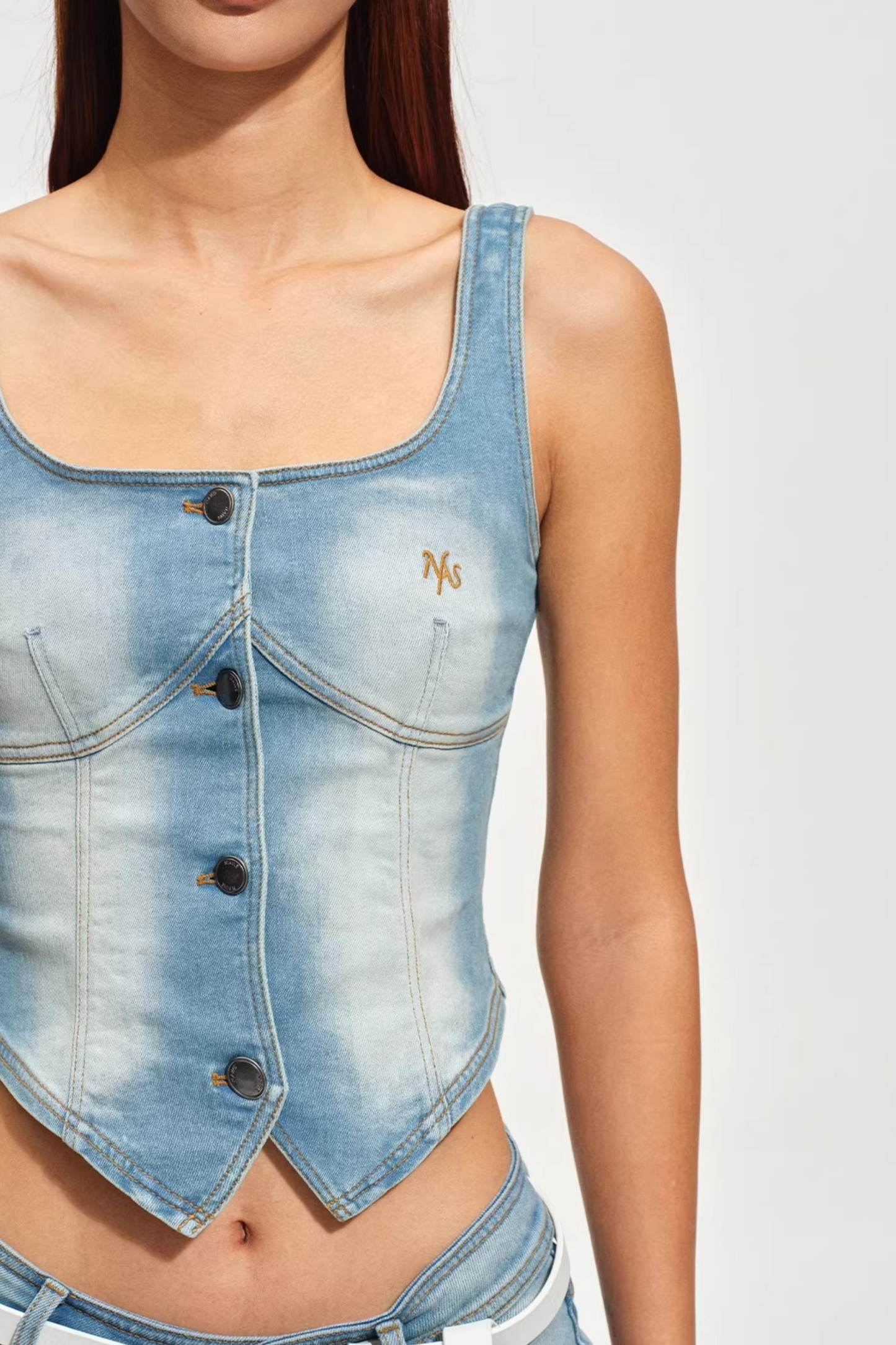 Körpernah-Weste aus gewaschenem Denim