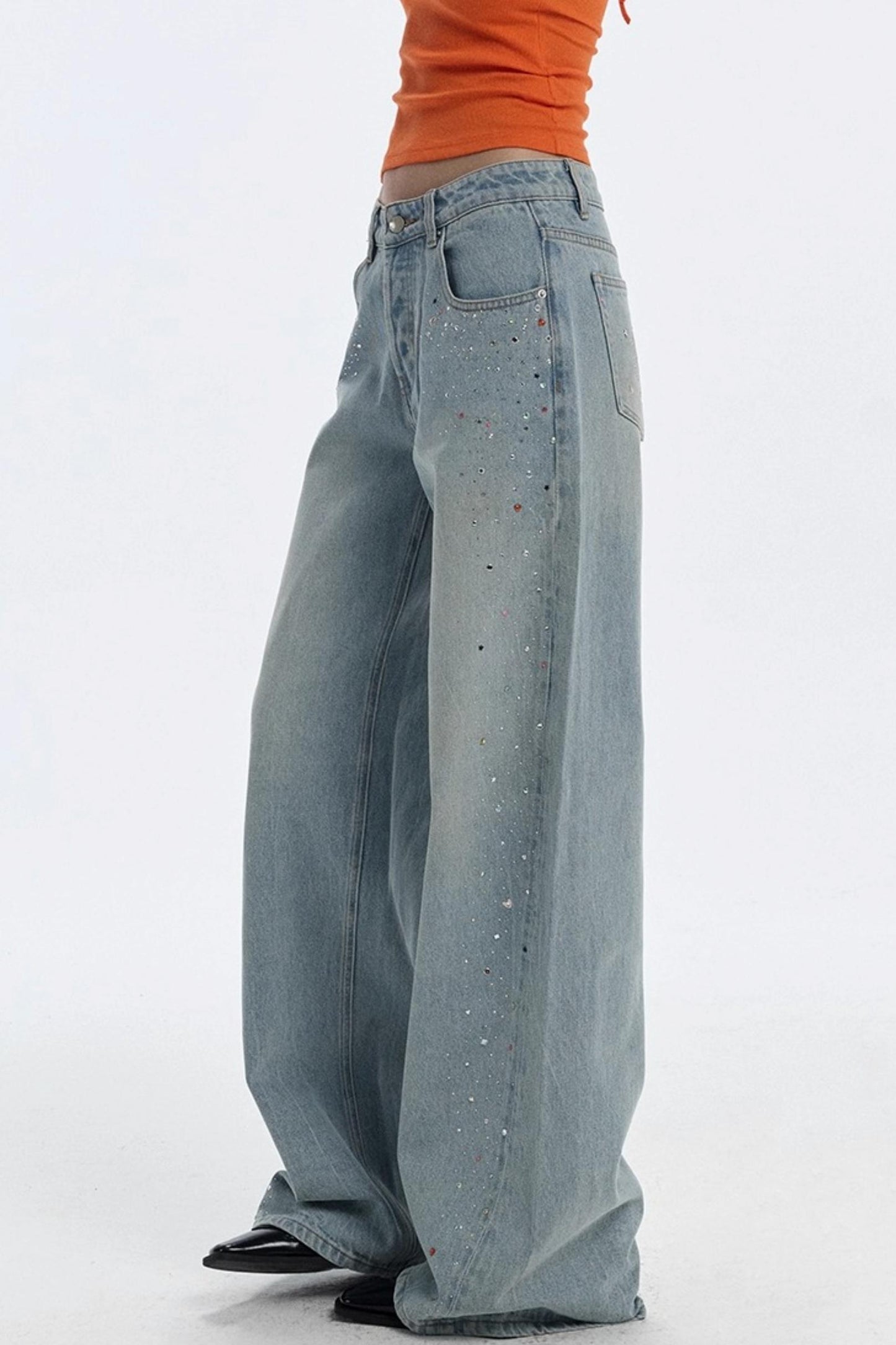 Blaue Jeans mit Edelsteinen und Diamanten