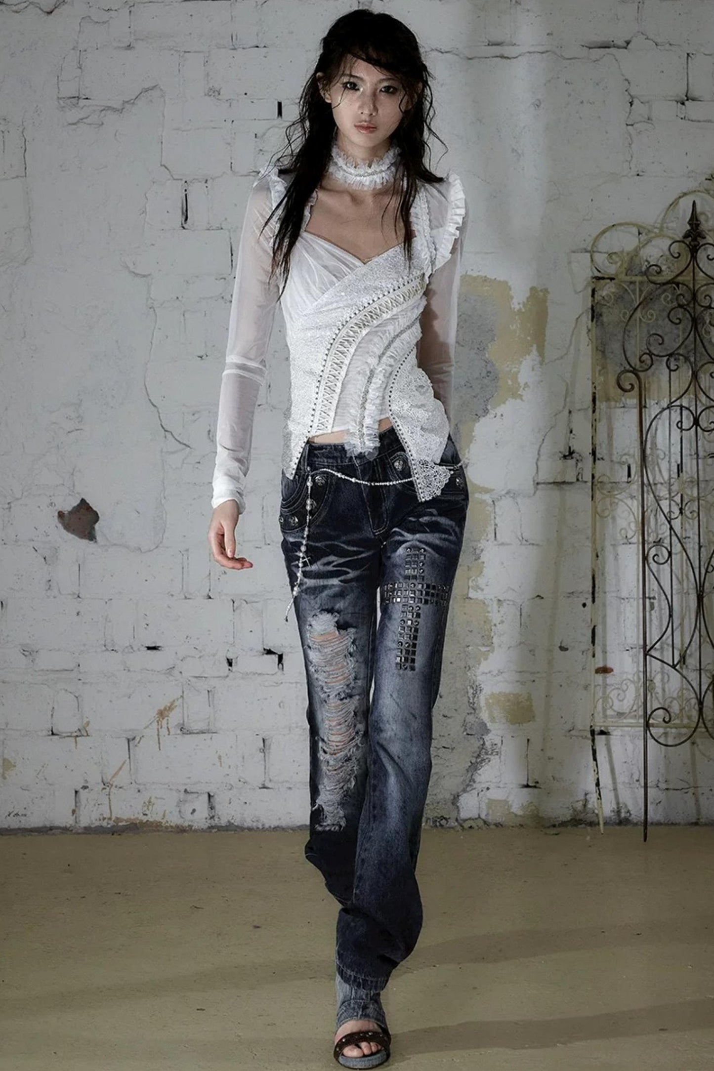 Jeanshose in Used-Optik mit Strasssteinen
