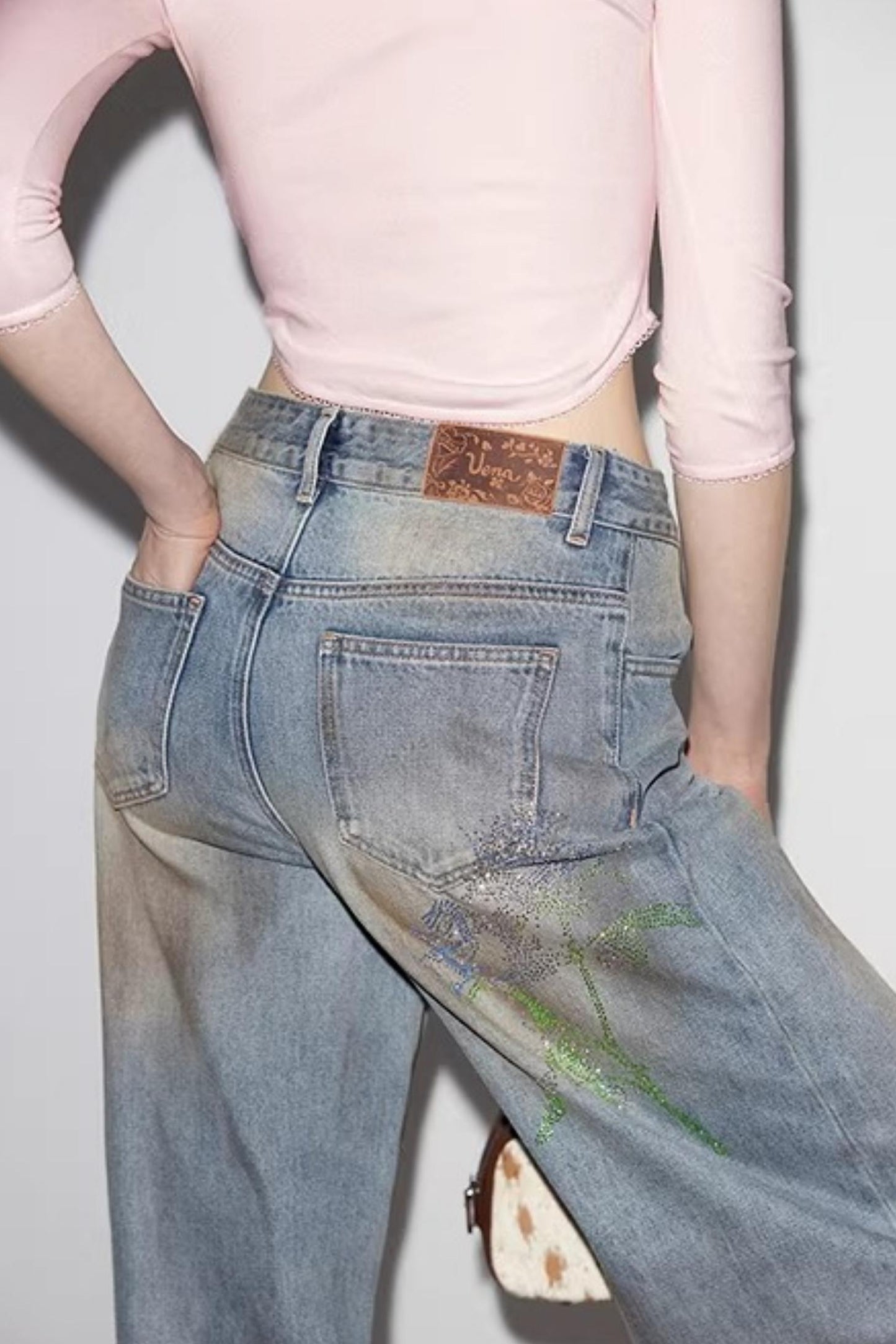 Blaue Vintage-Rosen-Jeanshose