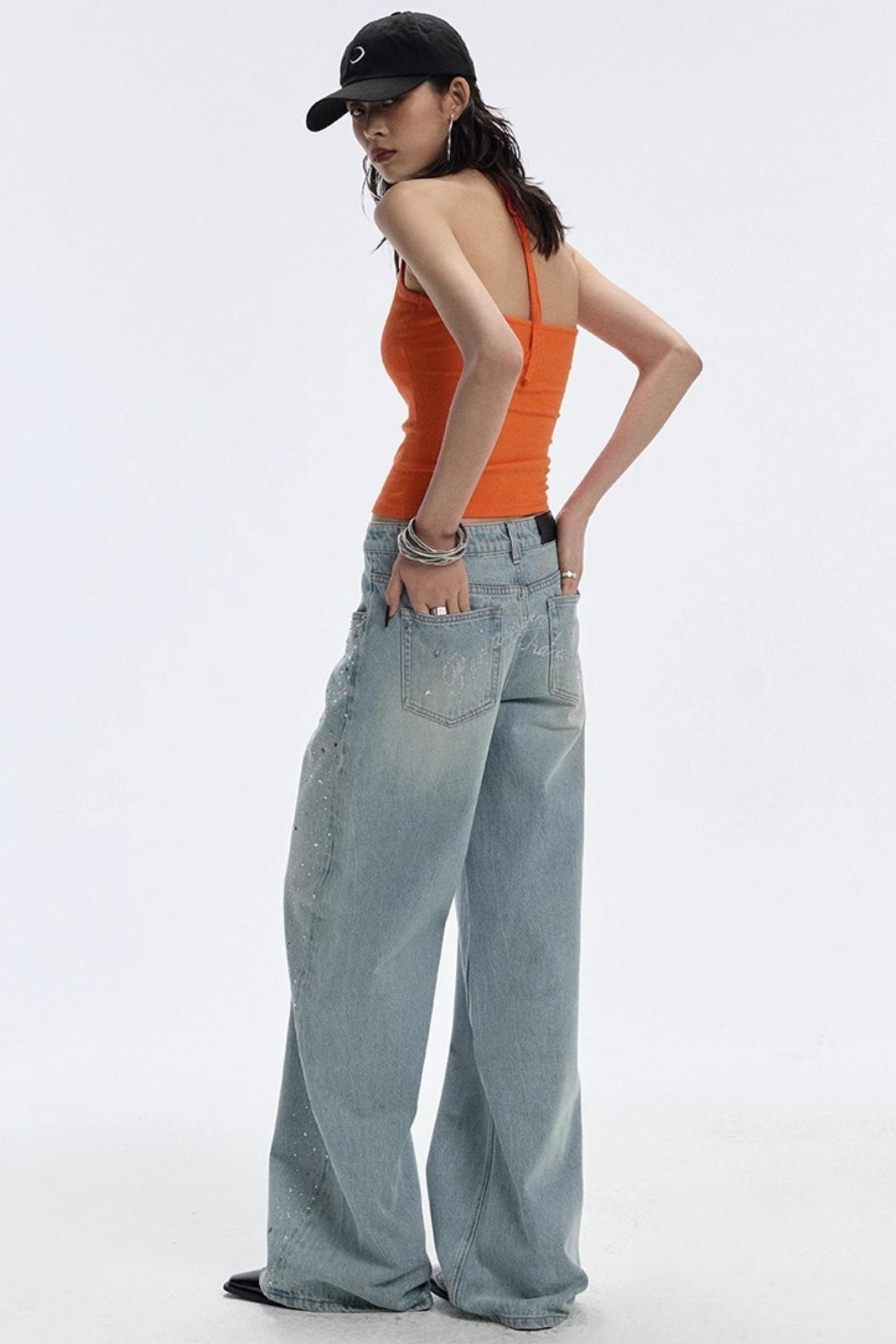 Blaue Jeans mit Edelsteinen und Diamanten