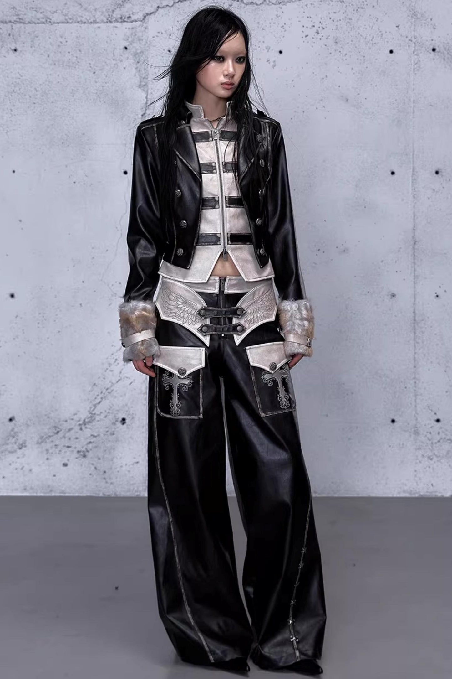 Punk-Lederhose mit Stickerei