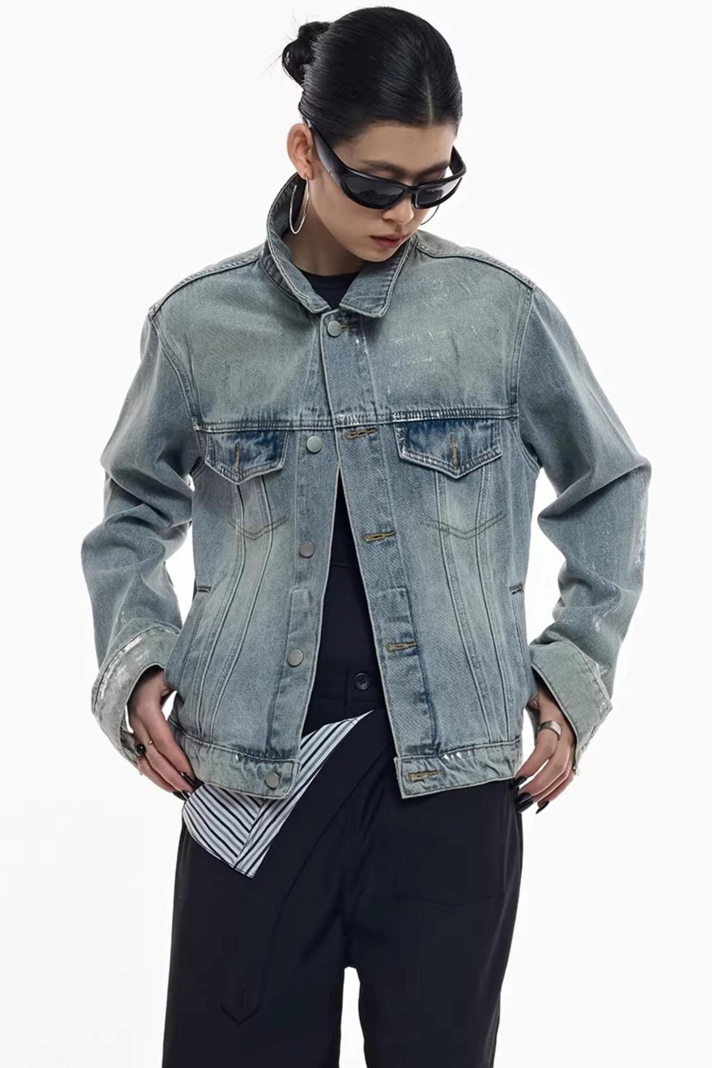 Handgefertigte Jeansjacke mit Silberverzierung