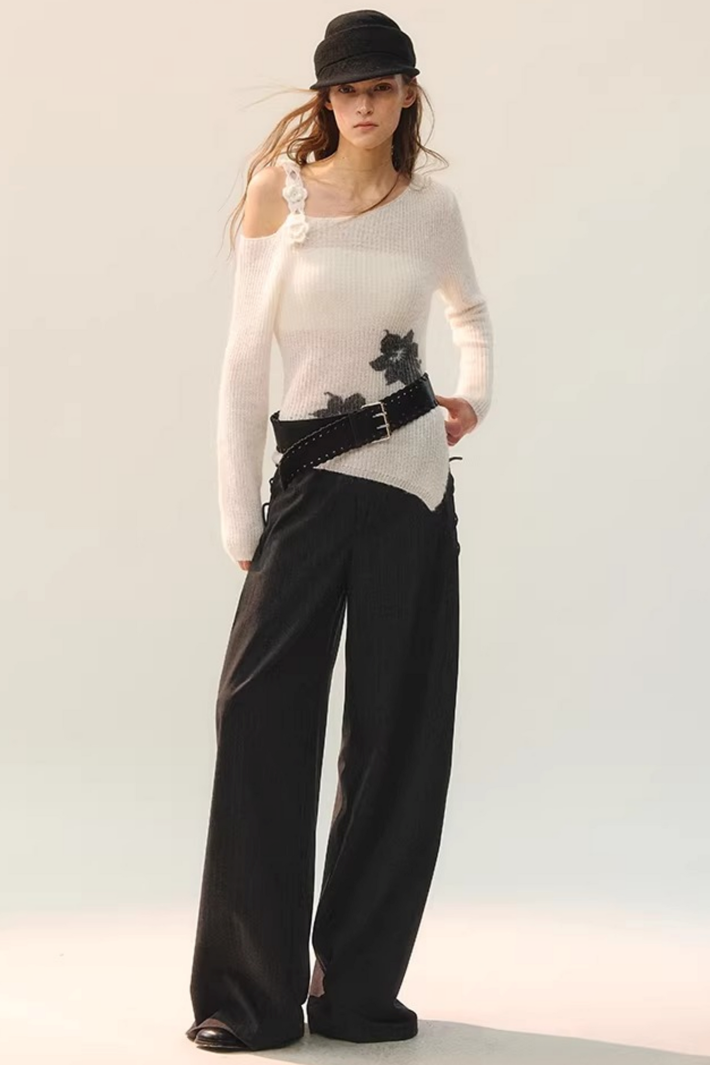 Drapierte Hose mit weitem Bein und seitlicher Schnürung