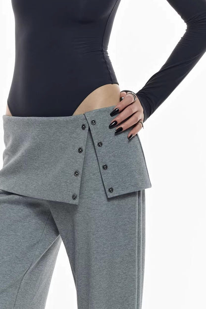 Strickhose mit Schlitz, die die Hüfte bedeckt