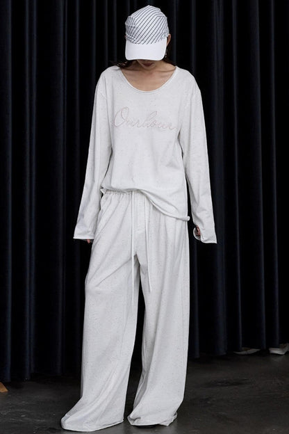 Set-Up aus Oberteil und Hose mit farbigen Punkten