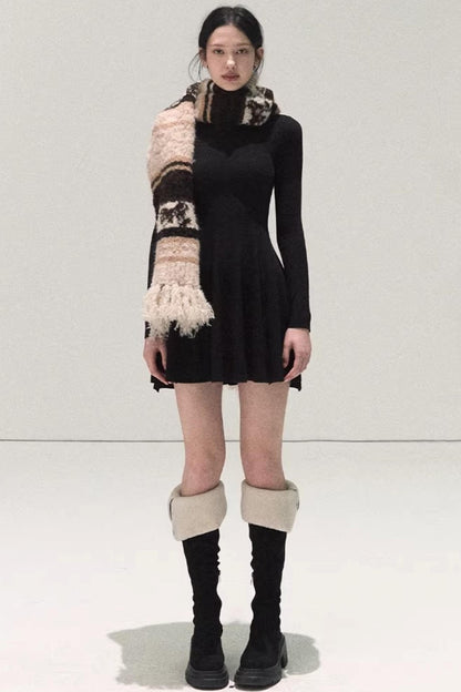 Gestreiftes Kleid mit Ballettkragen