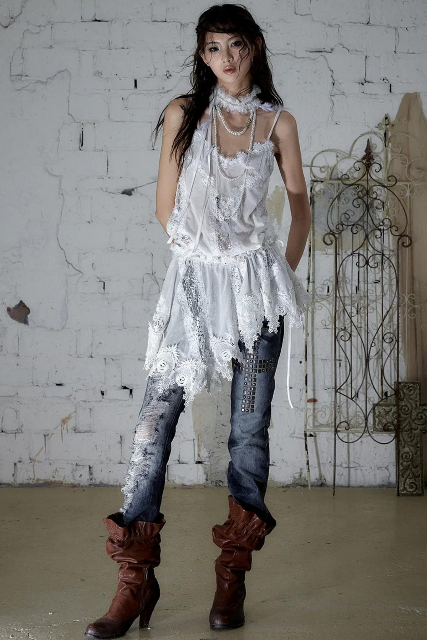 Jeanshose in Used-Optik mit Strasssteinen