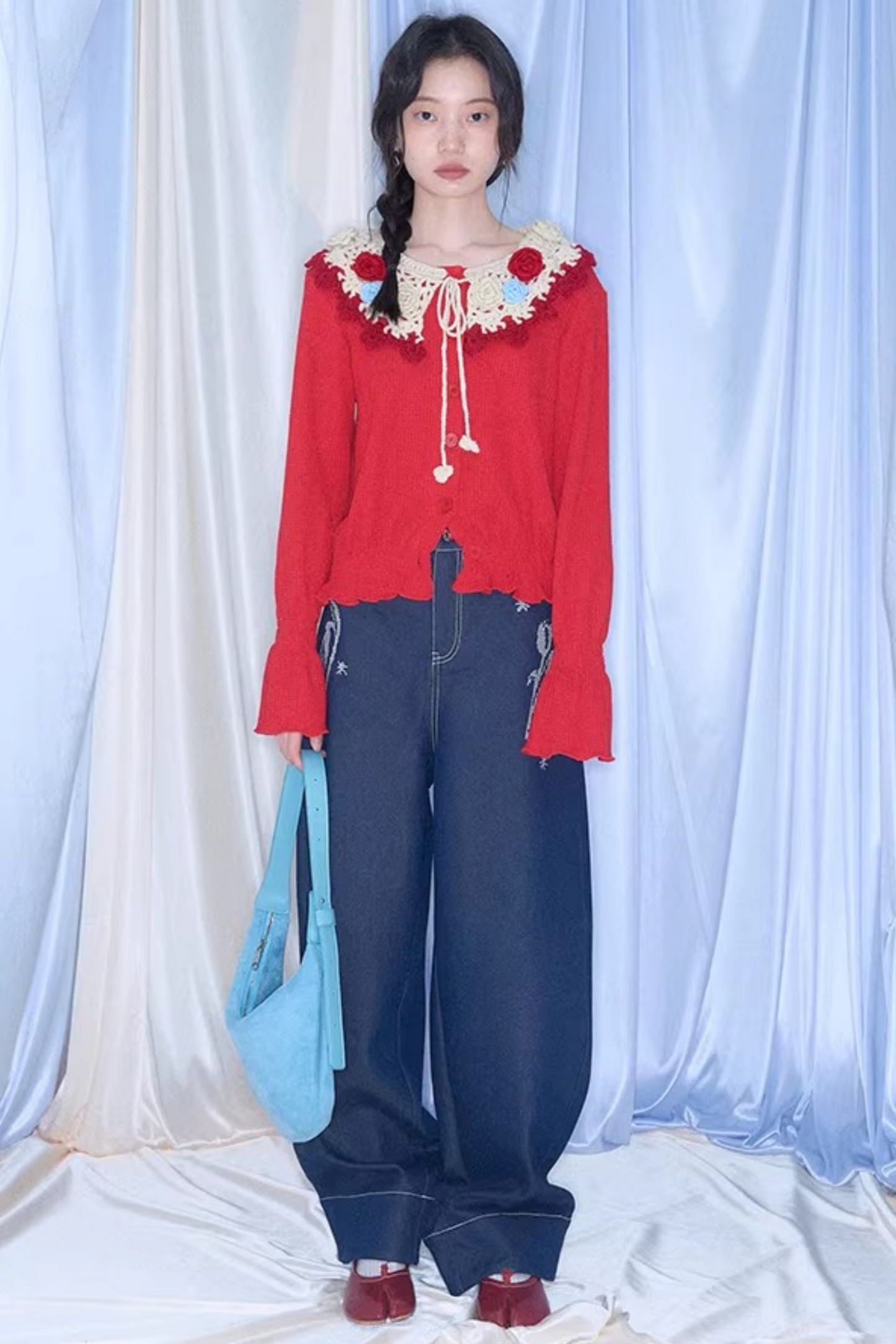 Gehäkelte Strickjacke mit floraler Kamelie
