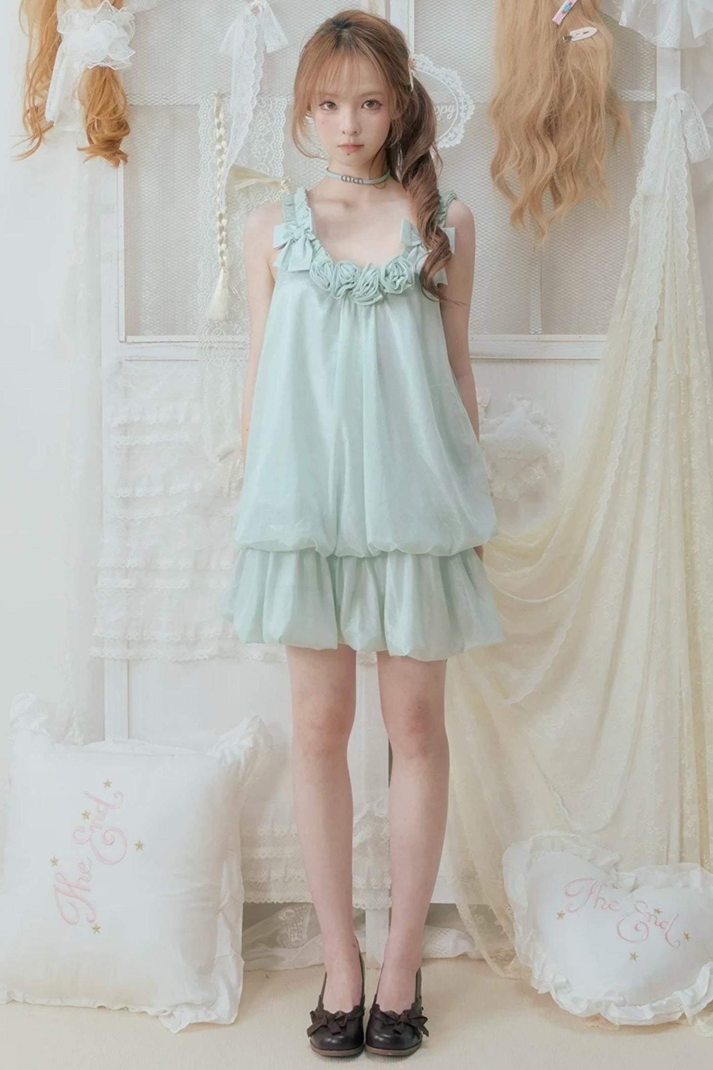 Robe en dentelle à pétales cachés