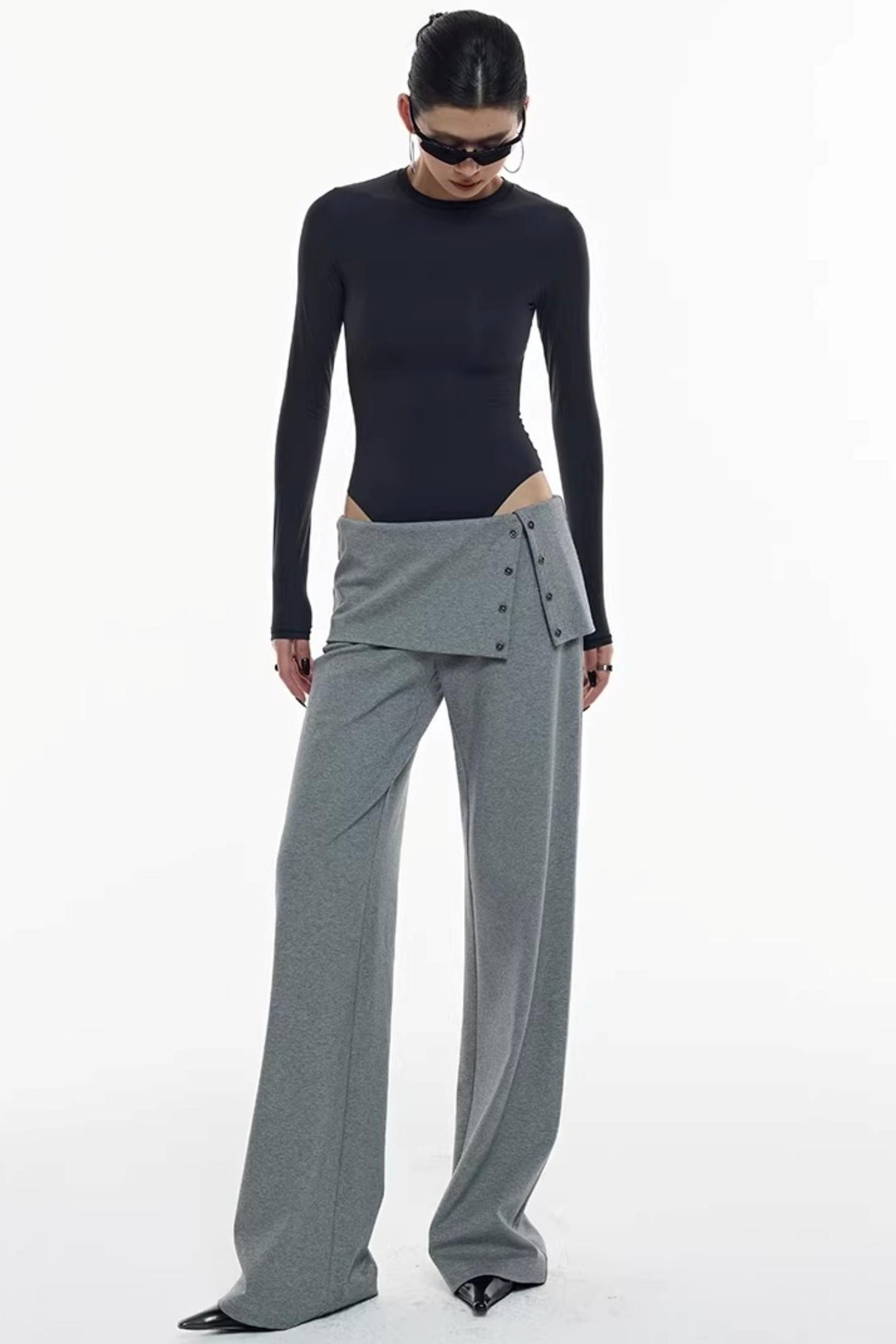 Strickhose mit Schlitz, die die Hüfte bedeckt