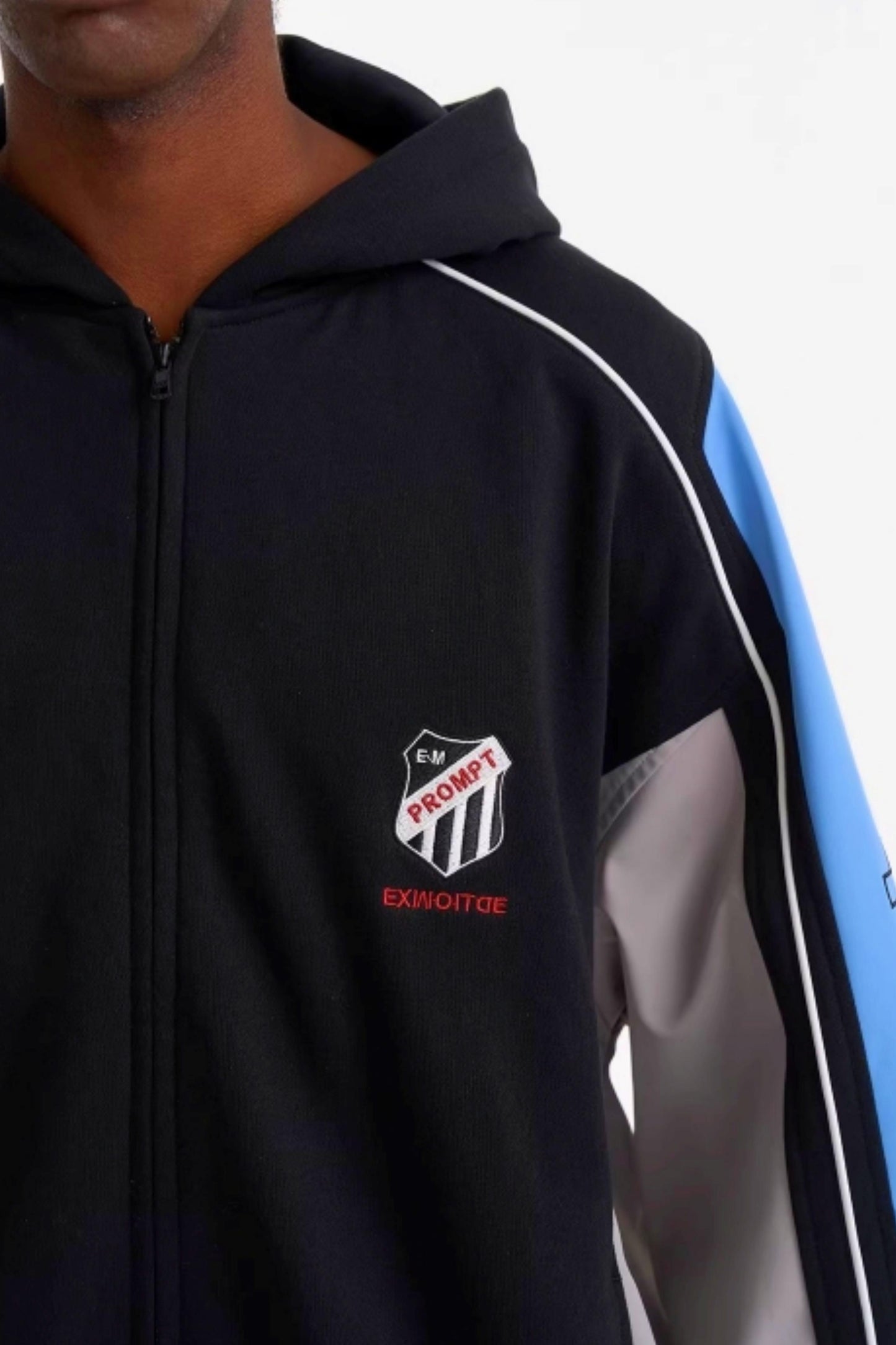 Jacke mit kontrastierenden Stickereien