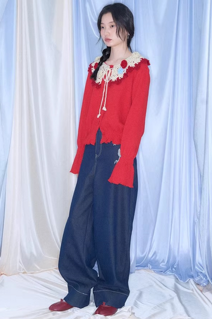 Gehäkelte Strickjacke mit floraler Kamelie