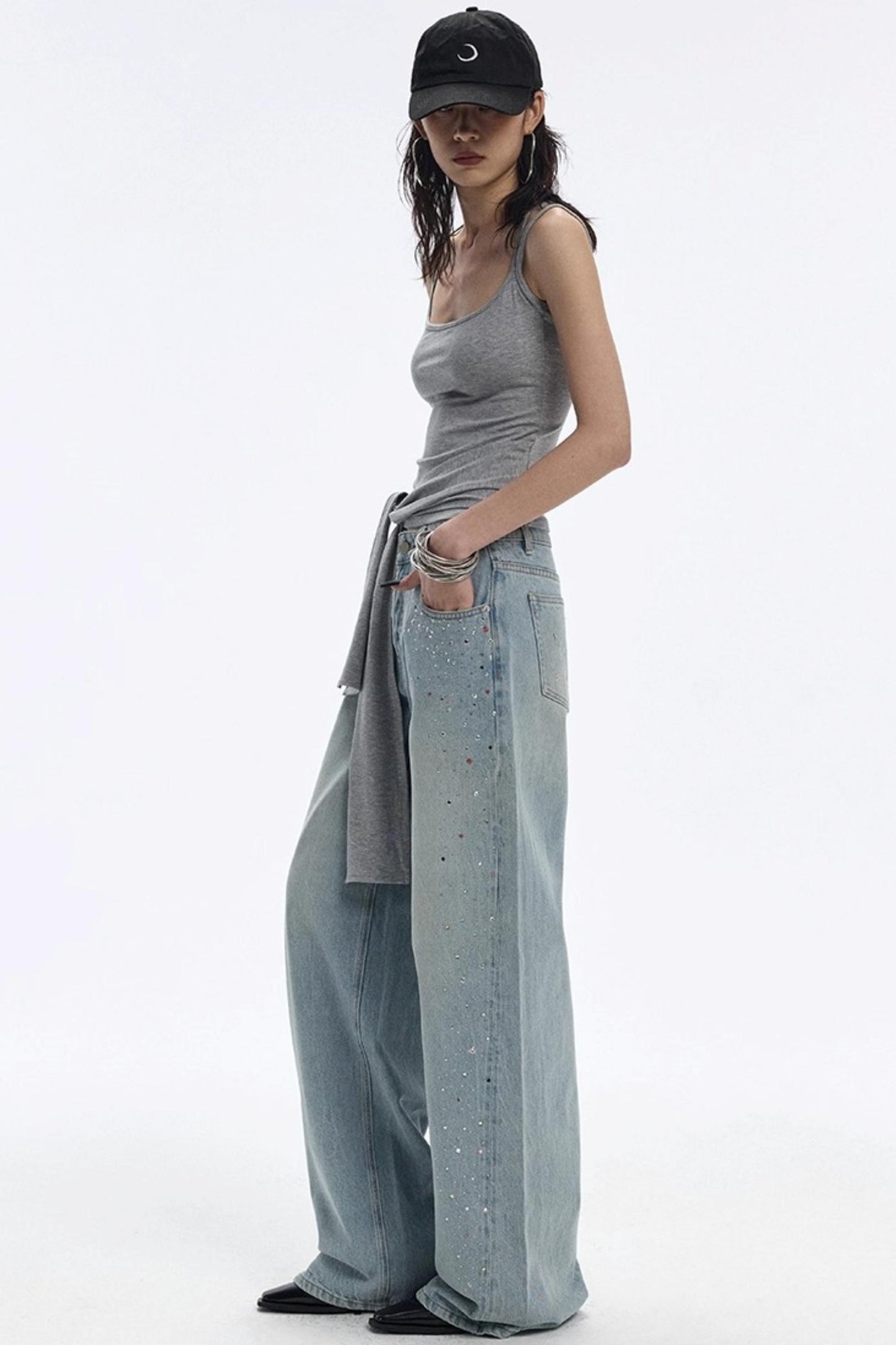 Blaue Jeans mit Edelsteinen und Diamanten