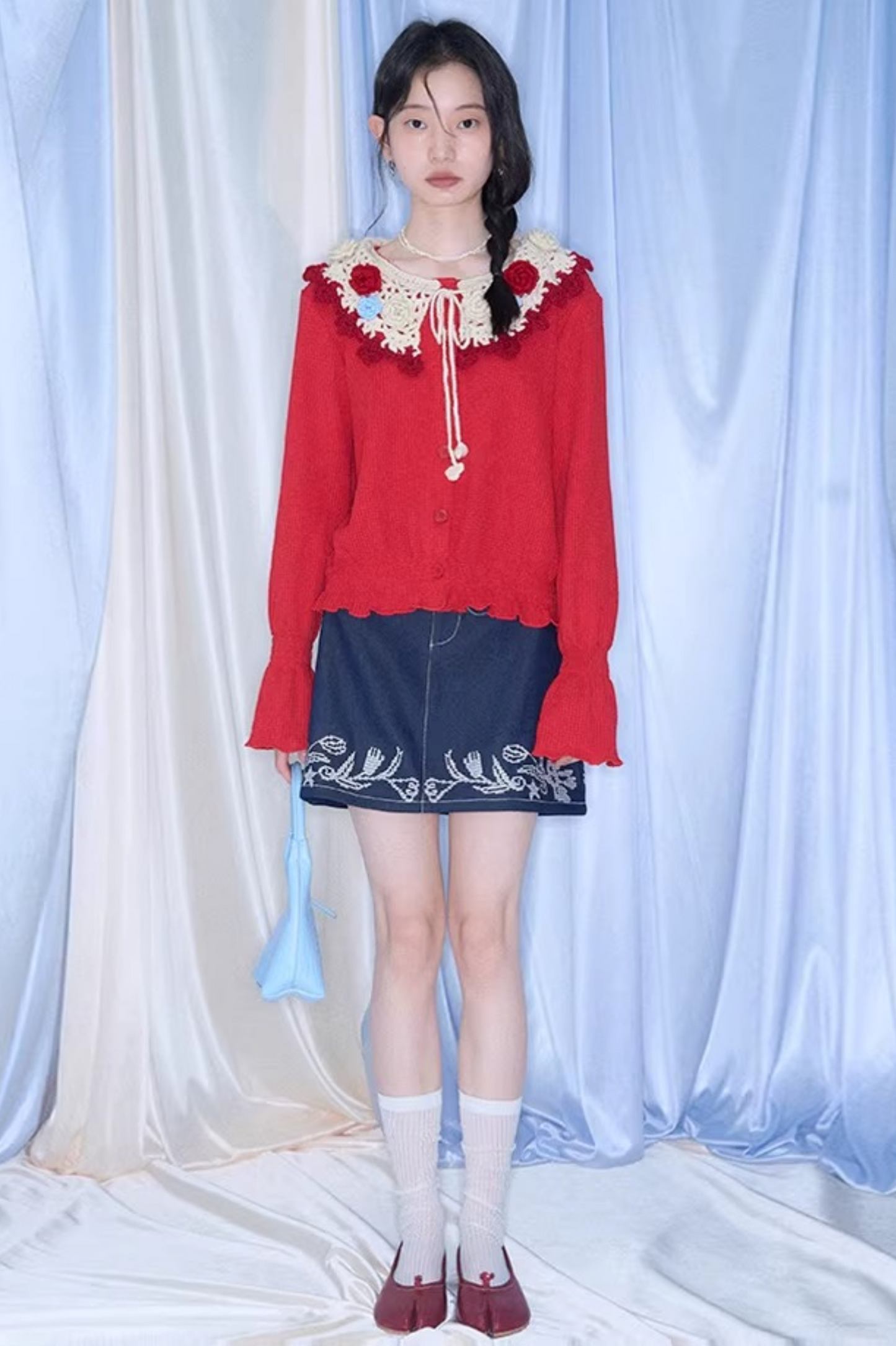 Gehäkelte Strickjacke mit floraler Kamelie
