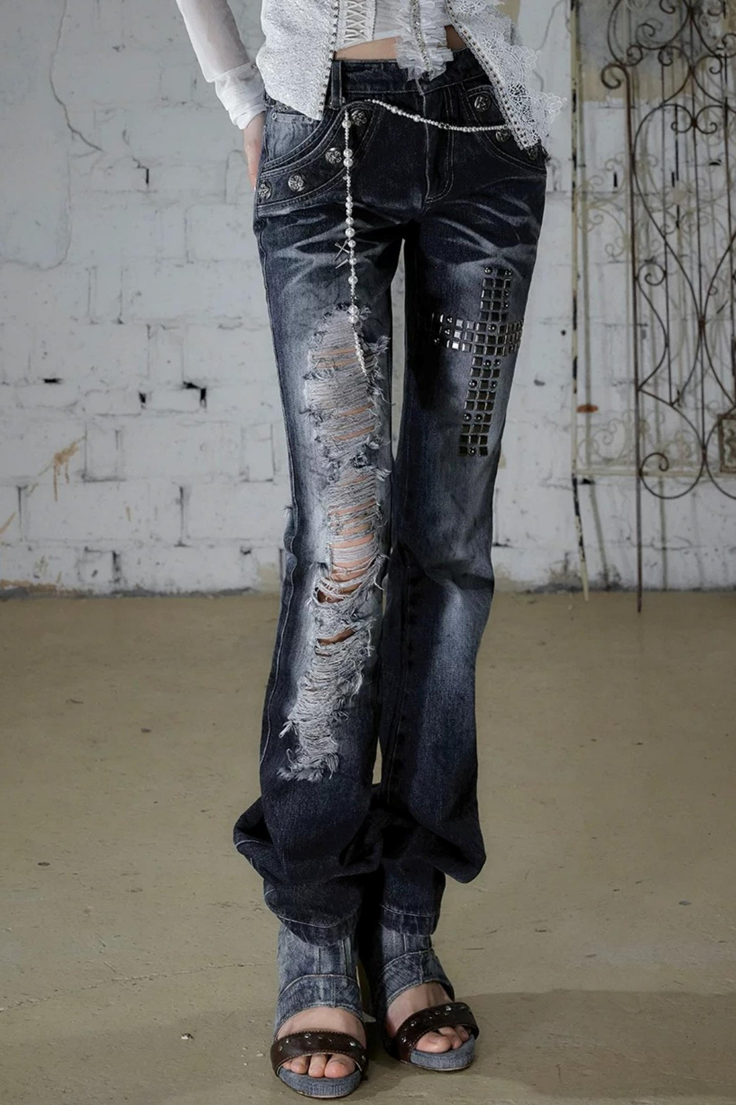 Jeanshose in Used-Optik mit Strasssteinen