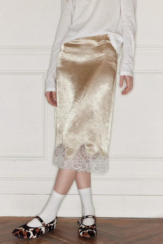 Jupe en satin bordée de dentelle