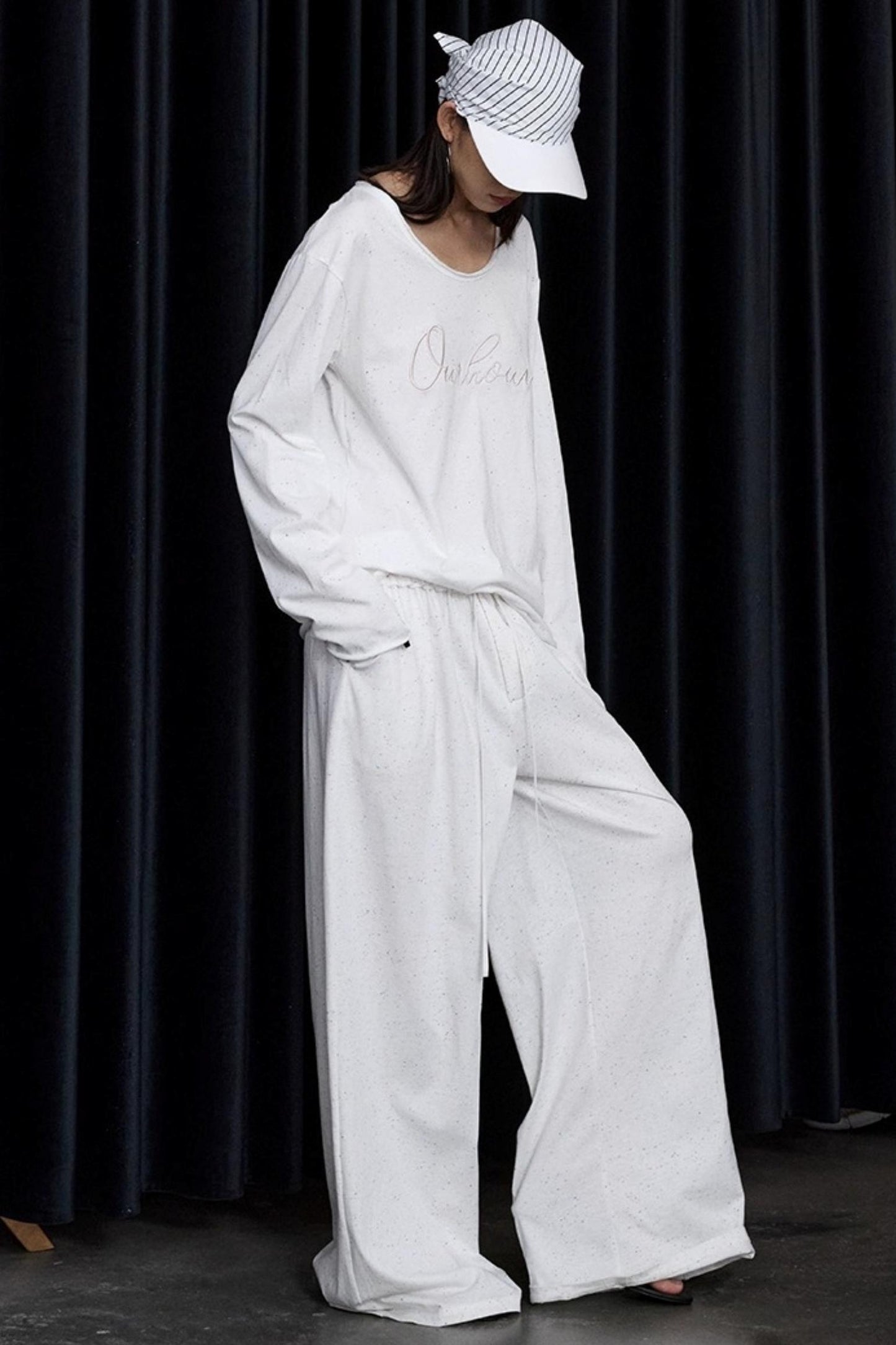 Set-Up aus Oberteil und Hose mit farbigen Punkten